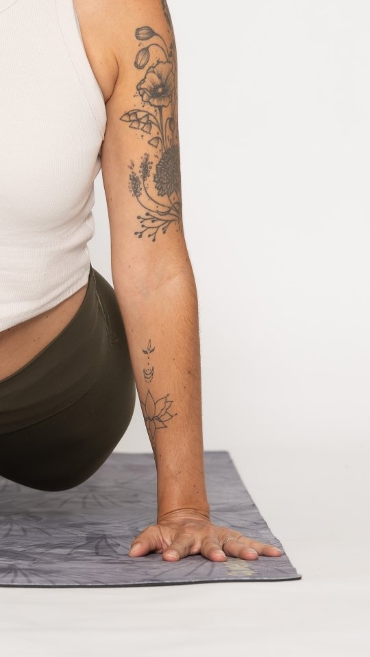 Le centre.
Pendant deux semaines, nous avons exploré cette idée qu’il existe dans le mouvement un espace où le souffle et le geste peuvent s’organiser.
Pas forcément un endroit précis dans le corps au départ…
mais un point d’équilibre.
Puis nous avons regardé comment les yogis décrivent ce centre :
la région du nombril, associée à Samana Vayu, l’énergie qui rassemble et redistribue le souffle dans tout le corps.
La Prashna Upanishad évoque ce souffle central qui équilibre les différentes forces vitales.
Dans la pratique, le centre ne sert pas à se raidir ni à contrôler. Il sert à organiser le mouvement.
Quand le centre est présent, le mouvement devient plus clair et le souffle circule librement.
Pratique filmée niveau intermédiaire/ avancé
« Quand le centre est stable, le mouvement devient libre. »
Tapis @yogaterrae
#vinyasayoga #yogapau #studioyogapau