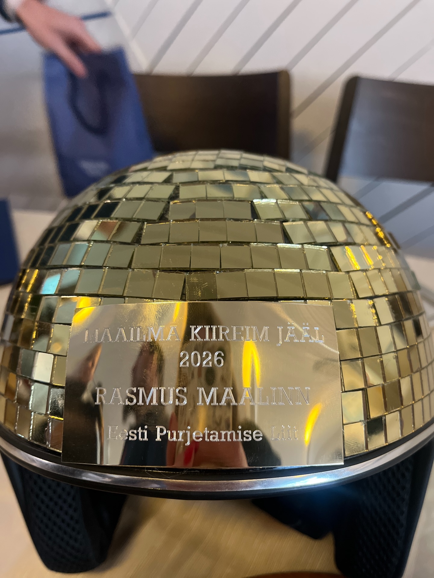 Rasmus Maalinnale kingiti kuldne kiiver ✨
Pärnu Jahtklubis toimunud 2026. aasta DN-klassi jääpurjetamise Euroopa ja maailmameistri Rasmus Maalinna pidulikul vastuvõtul andis Eesti Purjetamise Liidu peasekretär Madis Ausman värskele tšempionile üle sümboolse kingituse – kuldse kiivri. 🏆
„Selleks, et see kõik liiga tõsine ei oleks ja konkurendid sind jää peal ikka näeksid,“ ütles Ausman kiivrit üle andes.
Kingitus anti üle tunnustusena Maalinna silmapaistva saavutuse eest, millega ta tõi Eestile DN-klassis maailmameistritiitli pärast 42 aasta pikkust vaheaega ning võitis samadel võistlustel ka Euroopa meistritiitli. ⛵❄️