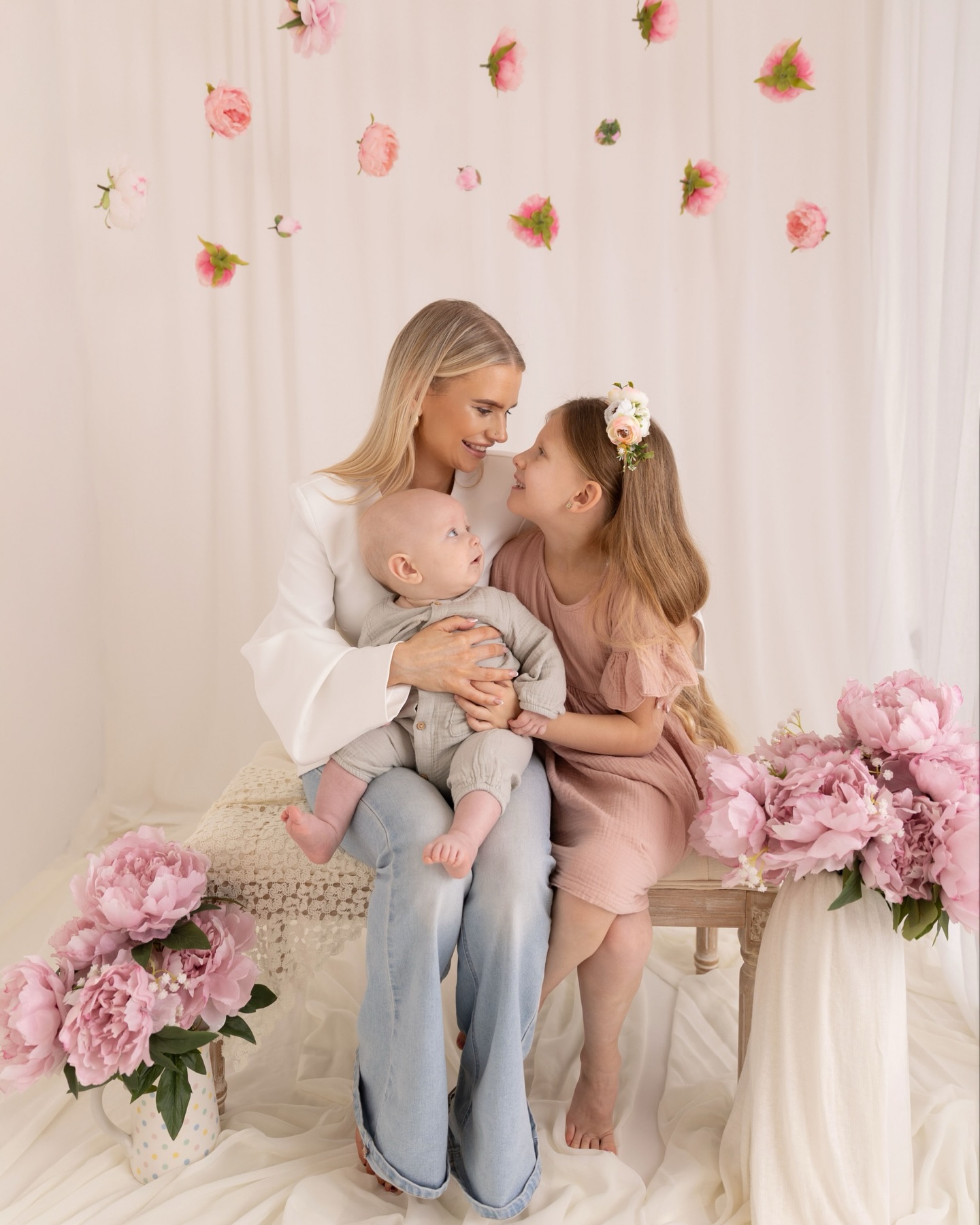 I hope you all had a wonderful Motherโs Day yesterday ๐ค
Hereโs another beautiful family from one of my Motherโs Day sessions a few weeks ago, truly the most gorgeous family, inside and out. I photographed Auroraโs newborn session, so it was incredibly special to see Lauren again with her lovely mum Claire, Aurora, and of course their newest little addition, Bodhi ๐ค
Thank you so much for trusting me once again with your family photographs. It was an absolute joy to capture you all together again!