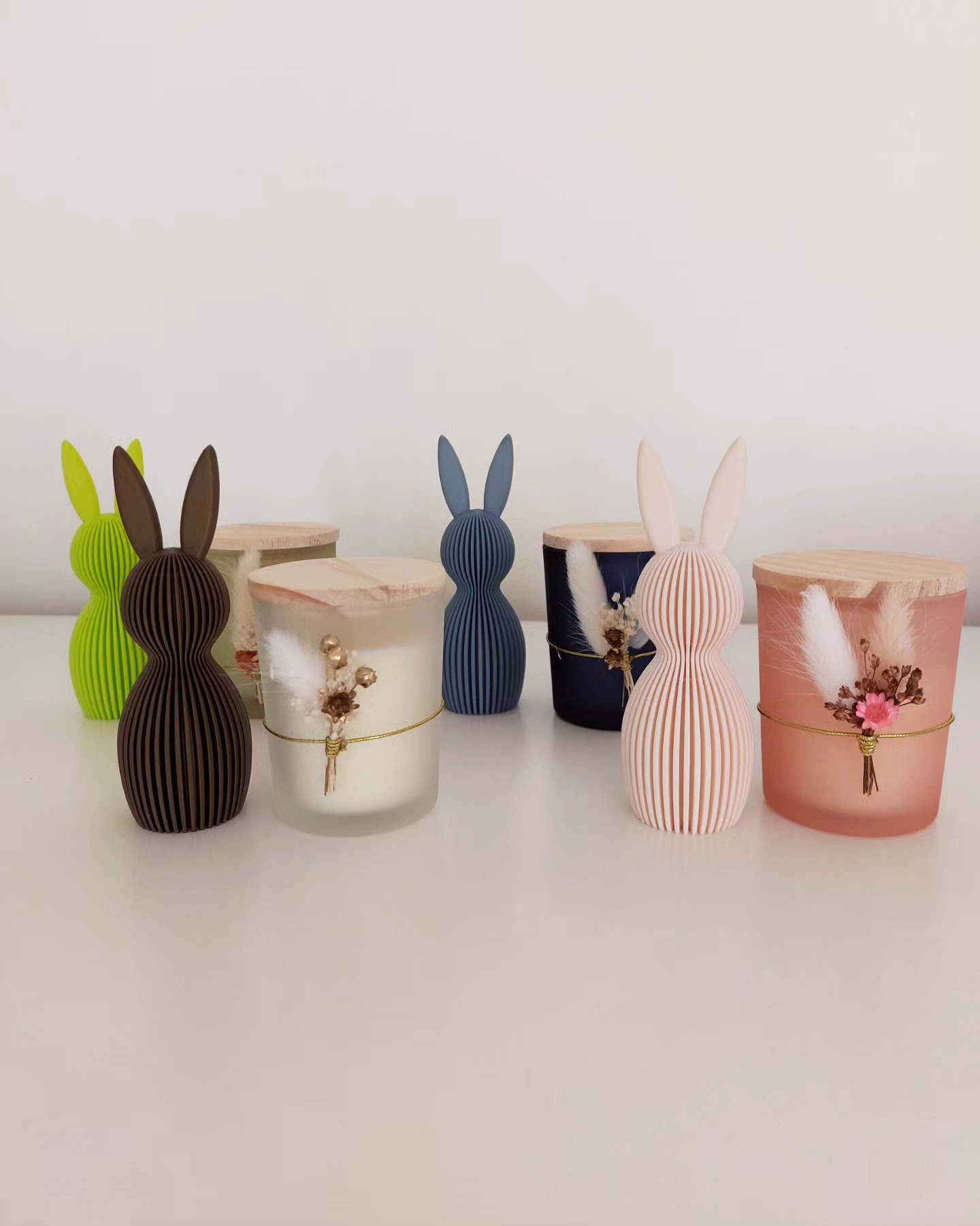 ✨ Hoe schattig is dit? ✨
Ons 3D-geprint konijntje (11 cm hoog) komt samen met een heerlijk geurkaarsje en is afgewerkt met de mooiste droogbloemetjes. Het perfecte cadeautje voor iemand speciaal – of gewoon voor jezelf!
#handgemaakt #uniekcadeau #3Dprint #kleinegelukjes #droogbloemen #pasen