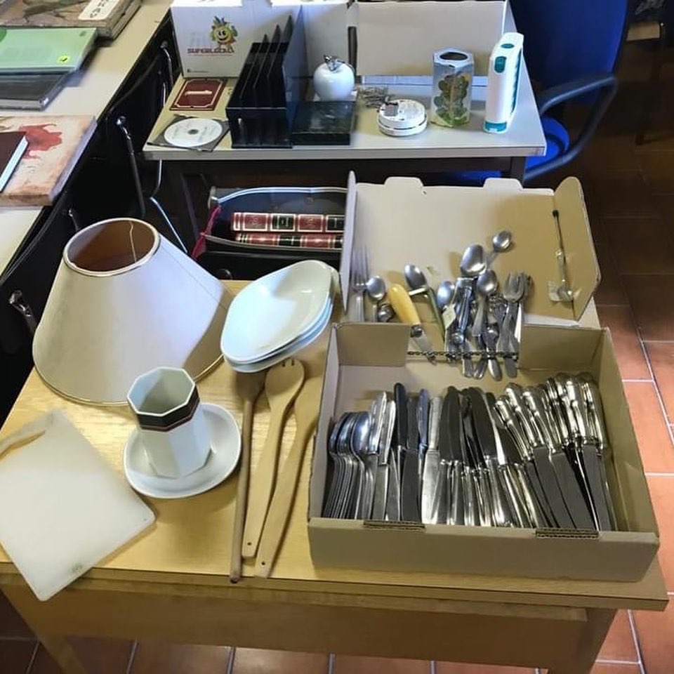 💒👏 La collecte commence bien.... Merci beaucoup aux donateurs !!! 😊
Nous sommes toujours en attente de nouveaux trésors pour le vide grenier organisé le 7 août prochain au profit de la restauration de l'église Sainte Anastasie (Cantal).
➡ Si vous avez des objets à donner, n’hésitez pas à nous contacter via Facebook ou par téléphone : Fabienne 06 32 08 40 77, Alain 06 64 14 82 08 ou Denis 06 89 83 35 48.
Merci et n’hésitez pas à partager à vos amis, famille, ...
#collecte #restauration #videgrenier #journeeautourdeleglisesainteanastasie #patrimoine #cantalauvergne #sainteanastasie #cantal #eglise