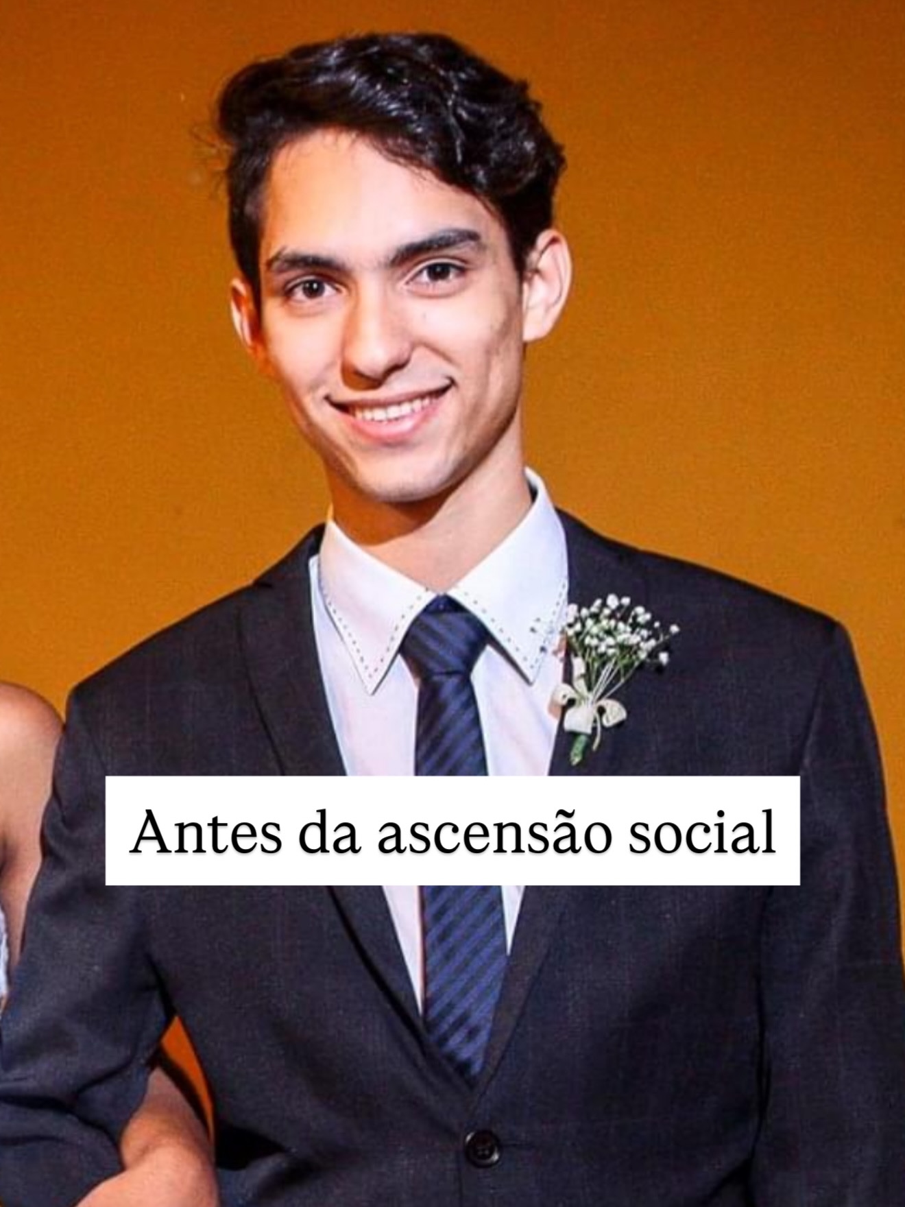 Eu era magro de fome e a minha relação com a alimentação sempre carregou essa marca. A ascensão social produziu deslocamentos profundos na forma como eu passei a comer e a olhar para o meu próprio corpo. Durante muito tempo, a privação ficou registrada em mim como uma memória viva no corpo. Quando o acesso finalmente se ampliou, a comida deixou de ser apenas nutrição e passou a representar uma prova concreta de que a escassez tinha ficado para trás. Eu me via comendo muito, com rapidez, às vezes de maneira impulsiva, como se precisasse garantir internamente que agora existia disponibilidade e que o risco de voltar a faltar estava afastado.
Essa experiência aparecia como uma urgência difícil de explicar. Eu tinha a sensação de que precisava aproveitar enquanto era possível, como se o tempo estivesse sempre contra mim. Em muitos momentos, eu comia como se o mundo pudesse retirar de novo aquilo que eu havia conquistado. Com o passar do tempo, comecei a perceber uma oscilação entre fases de excesso e períodos de controle rígido, numa tentativa de reorganizar a minha imagem e também a posição que eu estava ocupando nesse novo lugar social.
Comer deixou de ser uma resposta automática à memória da falta e passou a fazer parte de um modo mais consciente de cuidar de mim e de sustentar o que eu conquistei.