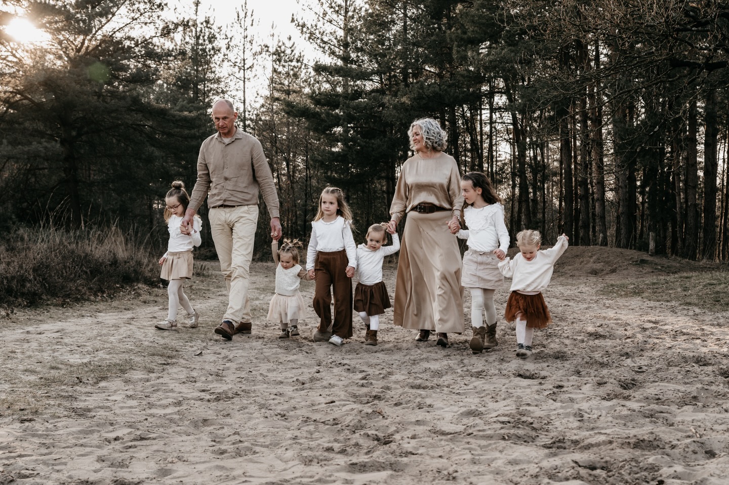 Stijladvies van de dame die echt van de basics is.
“Wat moeten we aan?”
Deze vraag krijg ik regelmatig voorafgaand aan een shoot en ik denk graag met jullie mee.
Het allerbelangrijkste blijft: draag iets waar jij je goed in voelt.
Comfort zie je altijd terug op beeld.
Dus voel jij je fijner in een jeans dan in een zwierige jurk tijdens je zwangerschapsshoot?
Please do!!
Mijn meest gegeven stylingadvies: kies voor neutrale aardetinten. Daarmee zit je eigenlijk altijd goed.
Dat betekent niet dat kleur verboden is, zorg er alleen voor dat het binnen een gezinsshoot mooi op elkaar aansluit.
Wat liever in de kast mag blijven: drukke prints. Deze leiden vaak af, terwijl het uiteindelijk om jullie draait.
Twijfel je?
Stuur me gerust even een foto van de outfits, dan denk ik met je mee.
#shootvoorbereiding
#stylingtips
#fotoshootinspiratie
#naturaltones
#studiofemme