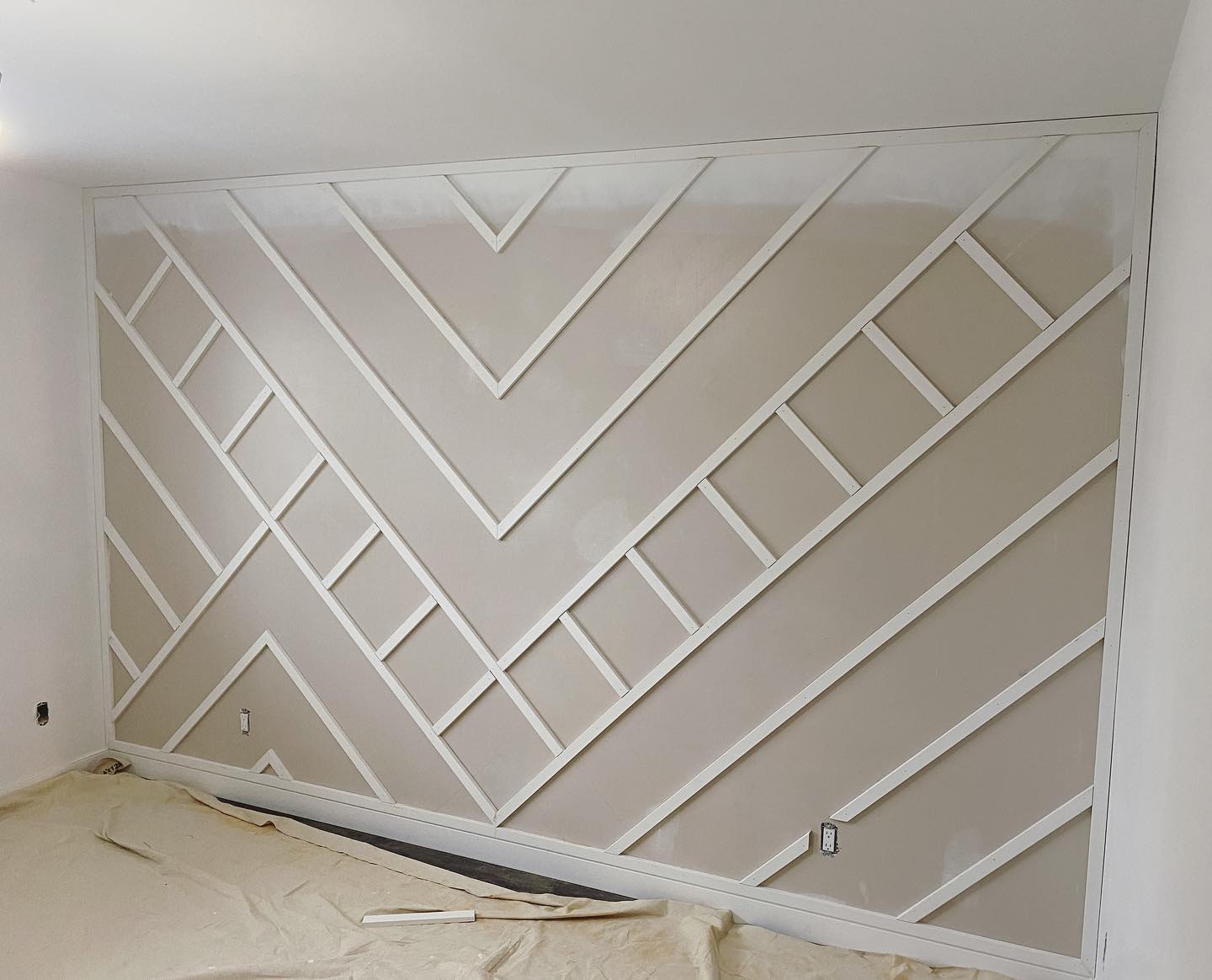 When a big blank wall is intimidating - you do this. Very satisfying to get up, and very happy I’m not the painter.
#lawrencefinishing #accentwall #featurewall #yxeliving #homedesign #carpentry #interiordesign #finishingcarpentry #yxe #yxehomes #custombuilt #geometricwall #walldesign #walldesignideas