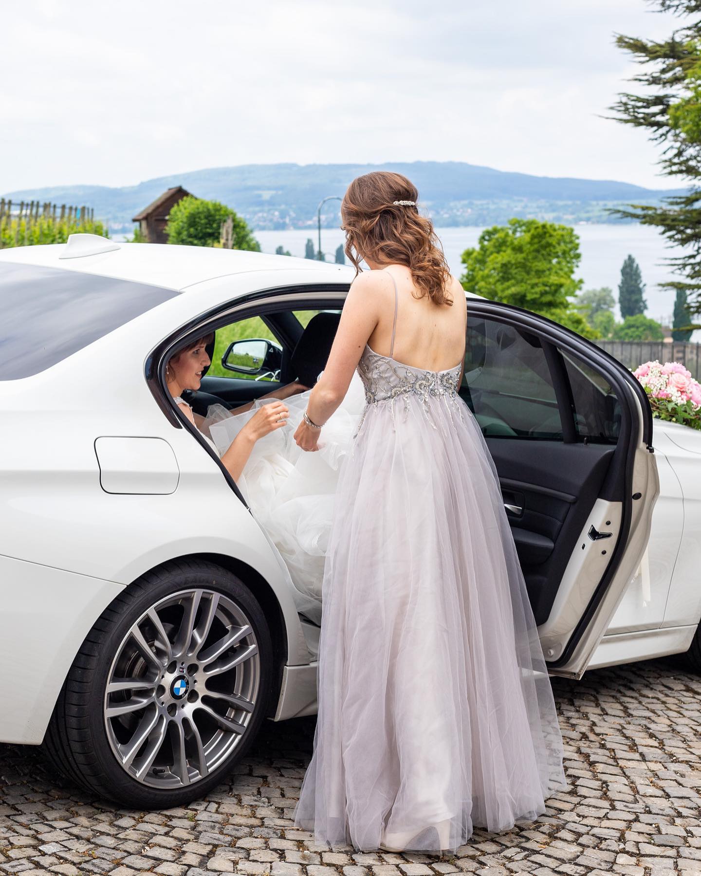 …natürlich warten die beiden Herren gespannt auf die wundervolle Braut 🥰 Eine Hochzeit im Schloss - wie im Märchen 💕
#siesagtenja #mannundfrau #getraut #ehepaar #hochzeit #kirchlichetrauung #2022 #brautkleid #hochzeitswagen #bmw #schlichtundelegant #wasserschloss #hagenwil #märchenhochzeit #dankedasswirdabeiseindurften #dankefüreuervertrauen #hochzeitsfotografie #fotografenduo #mitleidenschaft