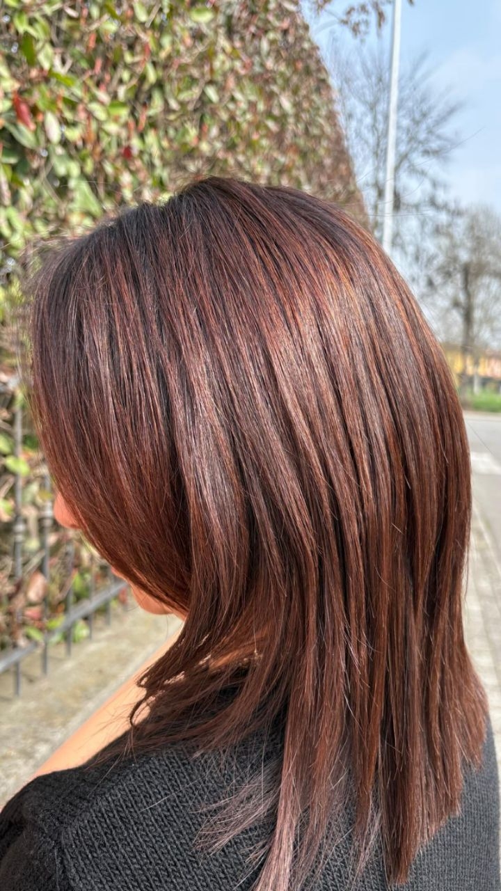 LA MAGIA DI UN TOCCO DI LUCE ✨️✨
Passare da un colore spento a questa sfumatura vibrante e luminosa è sempre un’emozione.
Guardate come i capelli prendono vita e brillano ad ogni movimento! 😍
Il segreto? Una tecnica precisa e tanta passione.
Chi sogna una chioma così per la prossima stagione? 🙋♀️👇
www.tricovita.it
#tricovitaparrucchieri #parrucchiericastelleone #tricovitalab #capellisani #bavadilumaca