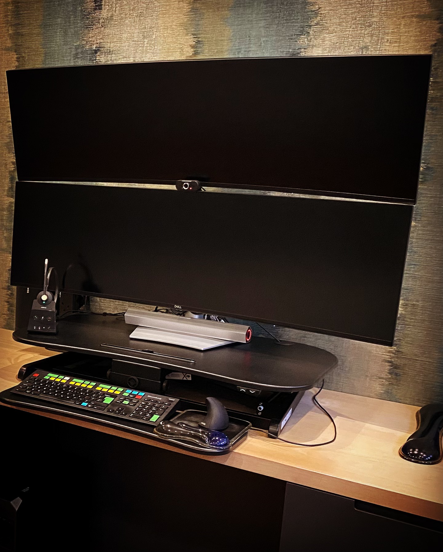 How about this as a trading setup or home office!!! An amazing setup with 2 mammoth @dell 49” ultra wide monitors to provide our client with unparalleled monitor real estate, coupled with an electric sit/stand platform which raises and lowers at the press of a button. This really is the epitome of home working.
Speak to the team @bitcloudautomation if you have a project in mind no matter how big or small we go the extra mile to make technology work for you.
#homeoffice #tradingsetup #workingfromhome #luxuryhomes #smarthomes