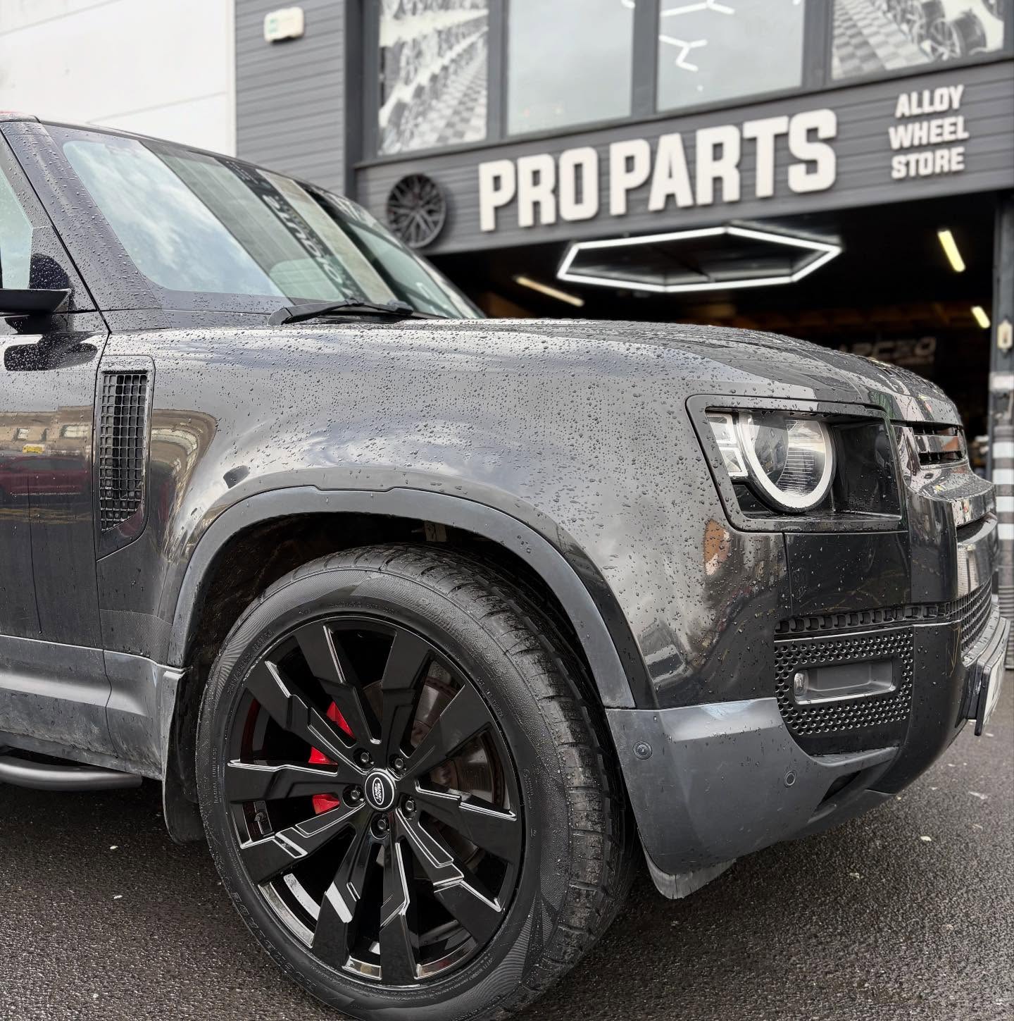 Land Rover Defender 110 in for some upgrades 👀
22” Urban style Alloys ✅
Side steps in gloss black✅
Rear gloss black spoiler✅
Spare wheel cover in gloss black✅
