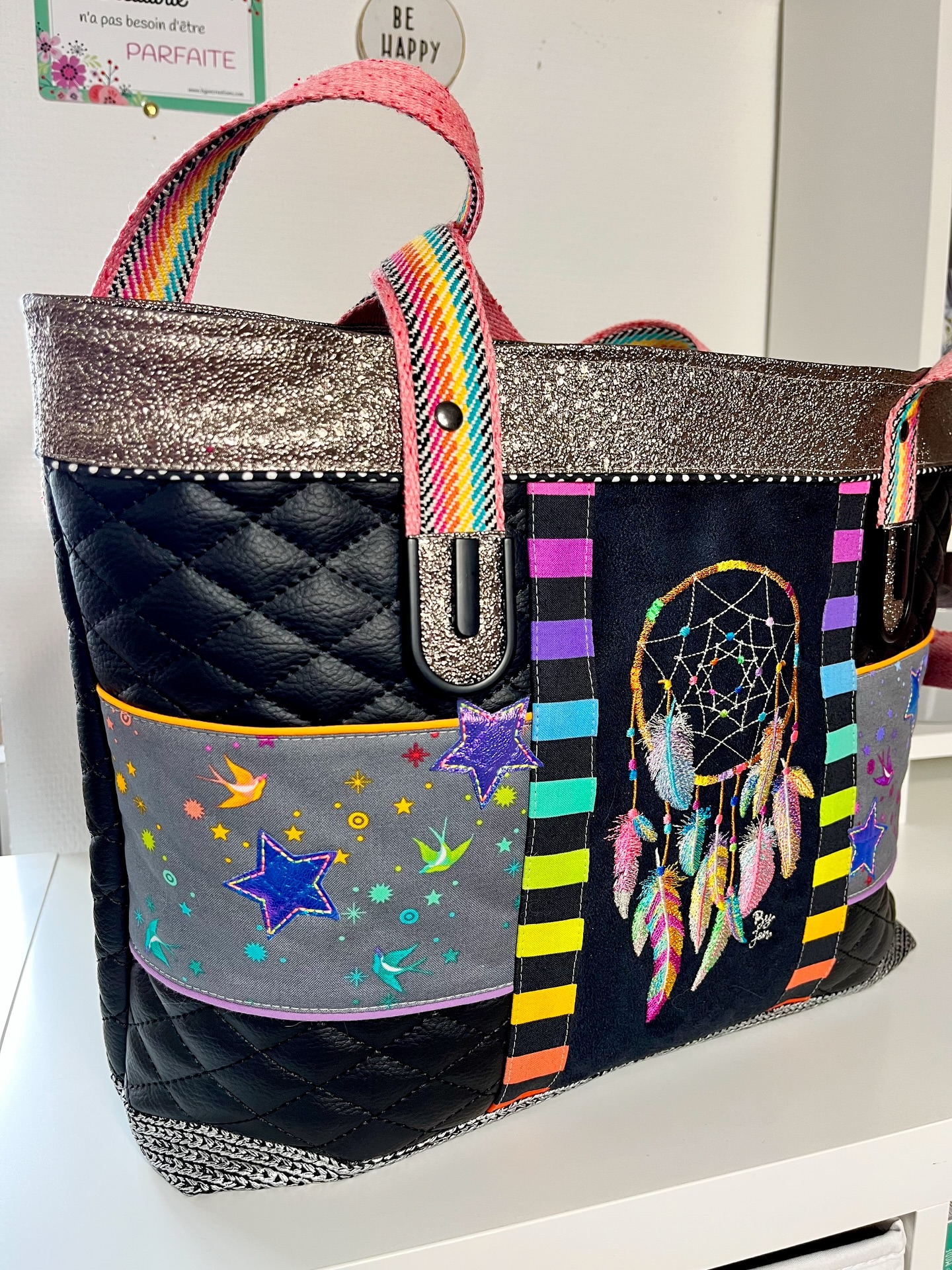 Dreamcatcher ✨
Nan mais quel plaisir de revenir à mes premières inspirations créatives, les attrape-rêves 🤩
Et après tout ce temps, je suis toujours aussi mordue 😅 J’adore la finesse de cette broderie et toutes ses plumes colorées.
La broderie machine apporte vraiment un plus à nos cousettes, de l’originalité, des détails tout en finesse … et j’ai déjà trouvé mon prochain motif brodé pour une future besace Nelson 😂
Belle soirée 😘
📚 Patron du cabas Dreamcatcher de mon livre « Sacs et accessoires à coudre : esprit hippie bohème » aux éditions @creapassions
🧵 Similicuir du fond : simili jersey argent de chez @lamerceriedescreateurs, les connecteurs viennent aussi de chez eux 🩷
Lien du motif brodé en story à la une, il vient de chez @embroiderylibrary
#byjencreations #couture