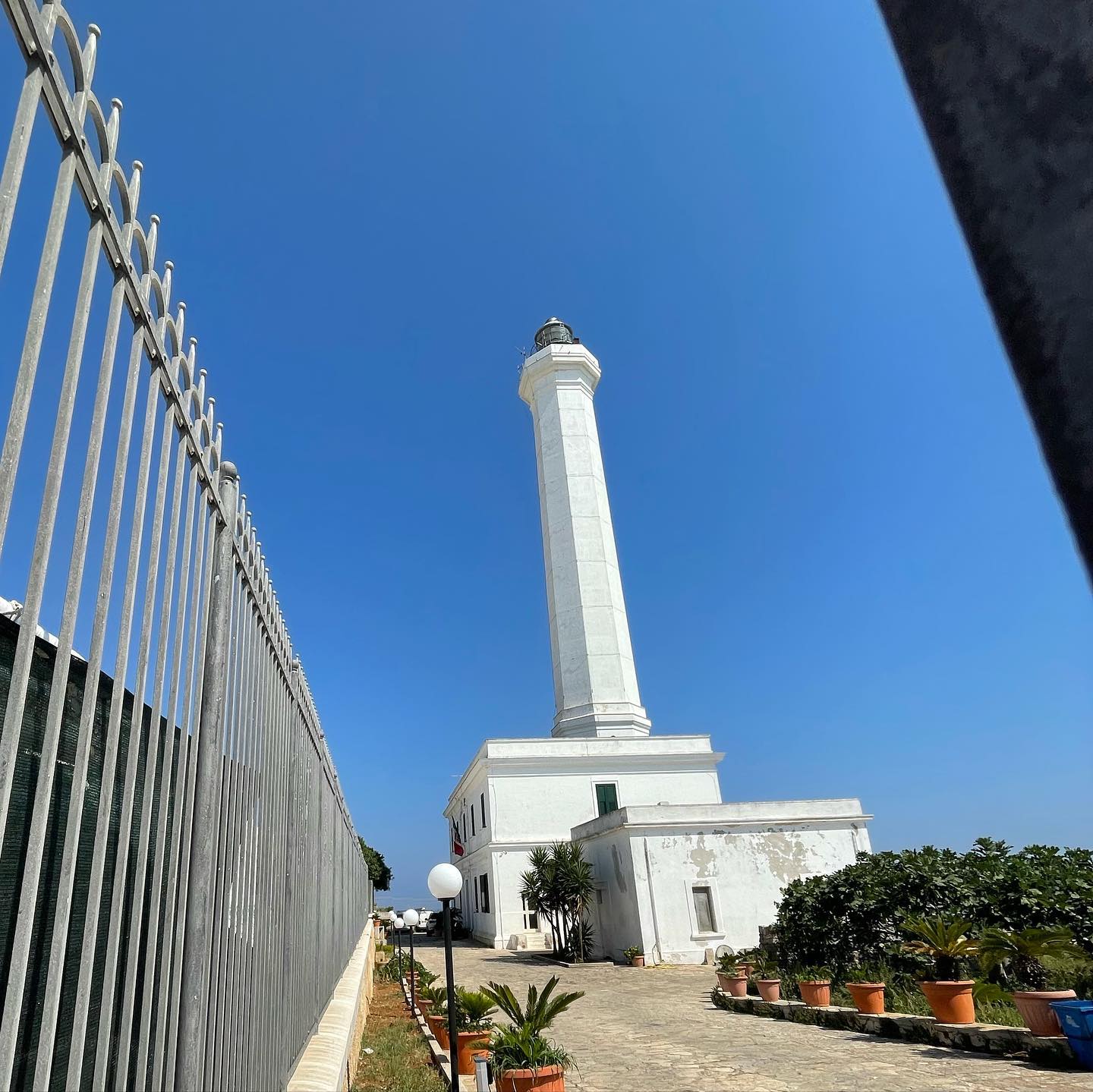 🚩Il punto più a sud-est d'Italia 🚩
✨Elegante e affascinante, Santa Maria di Leuca ammalia ancora oggi con il suo fascino unico, un'emozione che si rinnova ogni volta che si ritorna in questa cittadina del Salento.
📍Famoso è il faro di Leuca, uno dei più importanti d’Italia. Al suo posto un tempo si trovava una delle tante torri costiere cinquecentesche, che facevano parte del sistema difensivo contro le incursioni saracene. Il faro di Leuca si trova sul promontorio di Punta Meliso. Con i suoi 254 gradini, una volta arrivato in cima ti permetterà di godere di una bellissima vista sulla località.
🔍Una piccola curiosità: Santa Maria di Leuca rappresenta il punto in cui i due mari (Adriatico e Ionio) si incontrano. Essendo il punto più a sud del tacco d'Italia, in determinate condizioni climatiche si può vedere la demarcazione cromatica dell’incontro tra i due mari.
👀Da che parte poter ammirare l'incontro tra i due mari?
Il posto migliore per osservare l’abbraccio dei due mari potrebbe essere il belvedere di Punta Meliso ai piedi del Faro dove si trova la grande piazza ed il colonnato della Basilica de Finibus Terrae. Da qui si ha anche un bella vista su tutto il panorama di Leuca, il porto turistico, la splendida baia costeggiata dal lungomare.
👉🏻👉🏻E tu sei mai stato in questa bellissima località del Salento?
#salento #leuca #santamariadileuca #faro #italy #weareinpuglia #igerspuglia