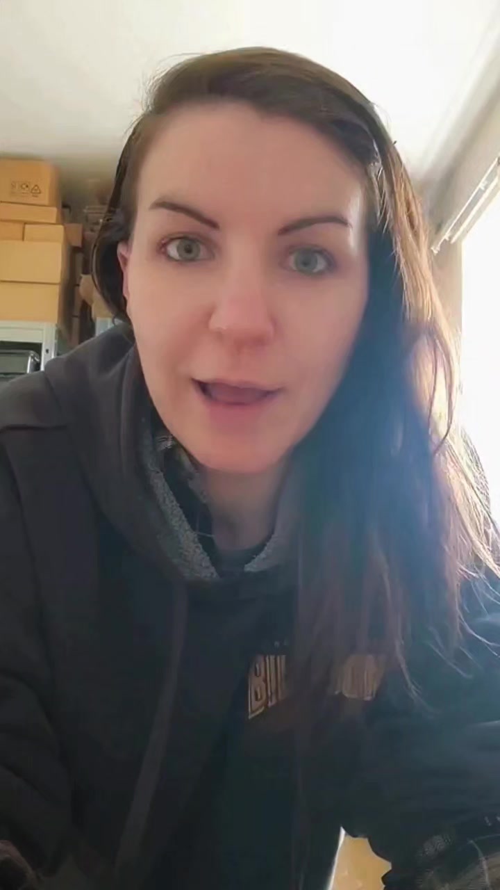 The storm has passed, it's mid-March, and it's official seed sowing time 🌱💚
Here's a full list of what you can plant outdoors at the moment :)
🌱 Beetroot
🫛 Beans
🥦 Broccoli
🫛 Broad Beans
🥕 Carrots
🌱 Cauliflower
🌱 Chives
🥬 Kale
🌱 Kohl Rabi
🥬 Lettuce
🫛 Mangetout
🫛 Peas
Are you getting out in the garden/allotment this weekend? 😊
I'll share some progress videos with you over the next few days. Happy Cultivating! 🌱
#allotmentlove #allotment #allotmentuk #vegetablegarden #growyourown #gyo