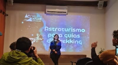 Fantástico evento en Talca del XI Encuentro de Guías que se realizó en Lodge Casa Chueca. Esta emocionante actividad estuvo organizada por la Fundación Trekking Chile.
Es un gran honor que Chile Nature Expeditions haya sido invitado a exponer sobre el Astroturismo para guías de trekking.
Se recibieron 35 guías de diferentes partes de la región del Maule y con la participación de grandes expositores de la región y la montaña. Entre ellos expusieron:
Gastón Oyarzun, quien expuso sobre la cordillera de los Andes además de presentar su libro “Ser Guía” donde compartió su experiencia de más de 50 años practicando montañismo.
Barbara Meneses, montañista de la región que compartío las rutas del Alto Maule como paraíso del Trekking.
David Gangas, Los Arrieros del Valle Achibueno, turismo de experiencias y vivencias emocionantes en rutas de arrieros.