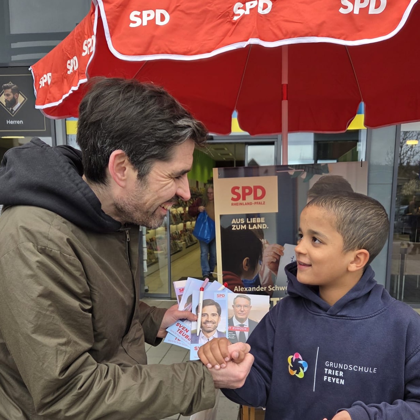 Feierabend für heute - in Heiligkreuz, Feyen und Mitte an den Ständen 1000 Menschen erreicht, 250 Rosen verteilt und zum Abschluss noch in Olewig 350 Haustüren geklingelt.
Wahlkampf ist Begegnung, Gespräch und Ideenpool für die Gestaltung unserer Demokratie und Gesellschaft. Und ich freue mich sehr, dass so viele Menschen so gern in Trier und Rheinland-Pfalz leben und Lust haben, mit mir und uns die Zukunft weiter zu gestalten. Begegnung auf Augenhöhe - in jedem Alter.
🙏Danke an mein grandioses Team - gemeinsam stark für Trier.
#wahlkampf #rlp #trier #sventeuber #demokratie