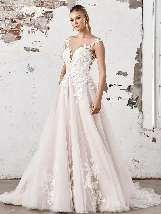 ❗️SALE DRESSES❗️
We have a number of sale dresses, these are ex-samples, all in great condition and all heavily discounted - some at least 50% off!
This one is by @sinceritybridal - Style 44402
Tulle Ball Gown with Plunging Illusion Sabrina Neckline.
Book an appointment now to try them and find your prefect dress!
#bride2026 #saleweddingdress #hampshirebride #yateley #tulledress