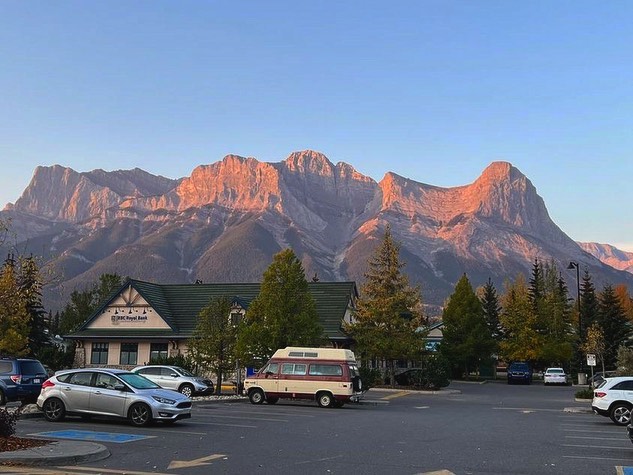 Some pics from @hayleyasling & @brennaasling ‘s adventures with Doug :)
#vanlife #van #campervan