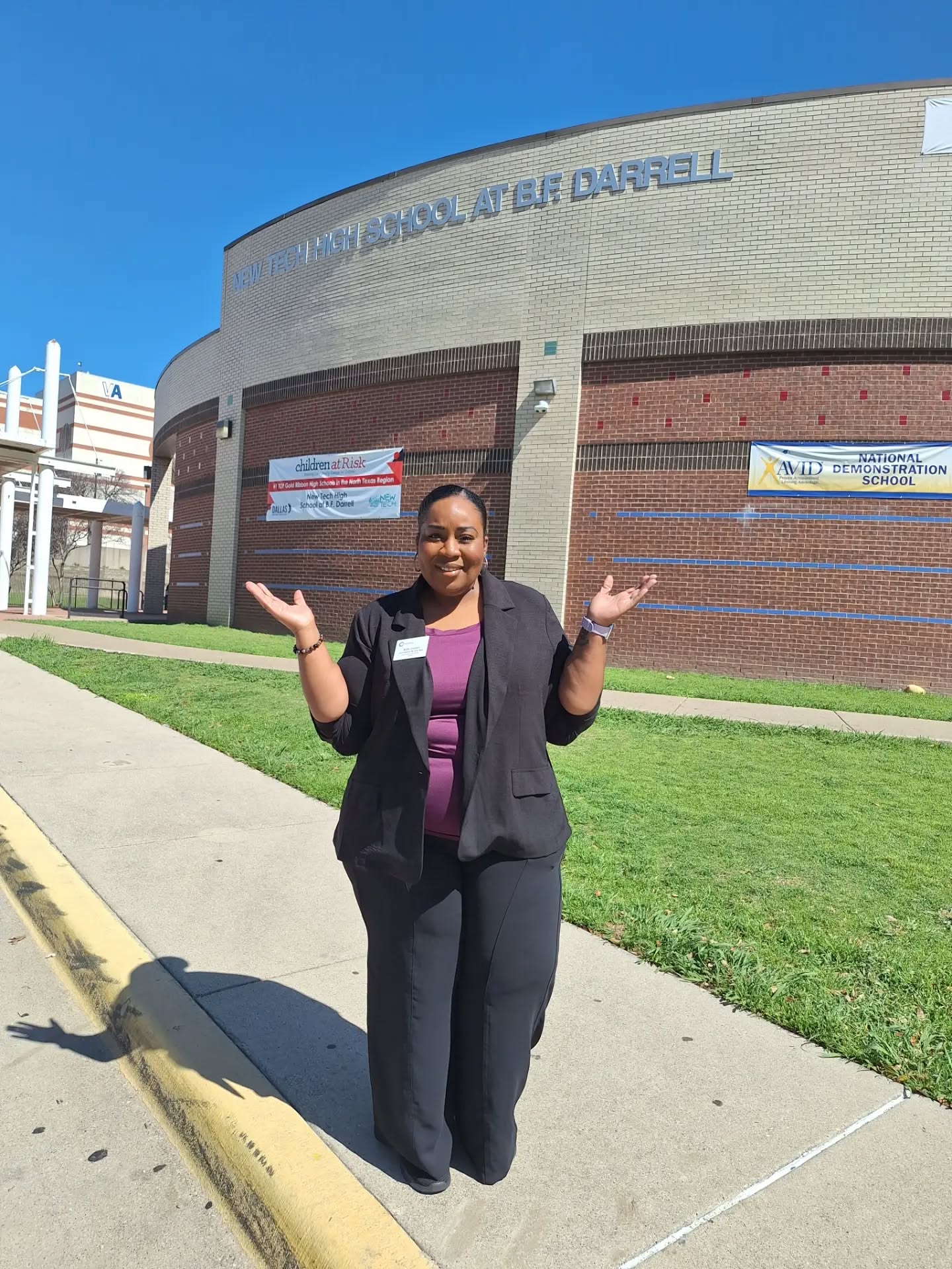 Guess whose baaaack???
Yesterday I was back at New Tech HS… aka my old elementary school B.F. Darrell… to speak on a panel and pour into their AVID students.
What an incredible experience! Being on stage alongside other professionals answering questions and speaking into the lives of these students meant so much.
We even got to give feedback on the business projects they’re working on. And I’m not gonna lie… I had a brief moment of doubt. Yes, even the Confidence Concierge has moments like that!
But once I got going… you couldn’t stop me.
Moments like this remind me exactly why I do what I do and love pouring into the next generation.
Thank you @gsnetx for the invitation. I had a great time and can’t wait to do it again! 💜
#ConfidenceAtAnySize
#BuildingConfidence
#Speaker
#YouthEmpowerment
#Panel
