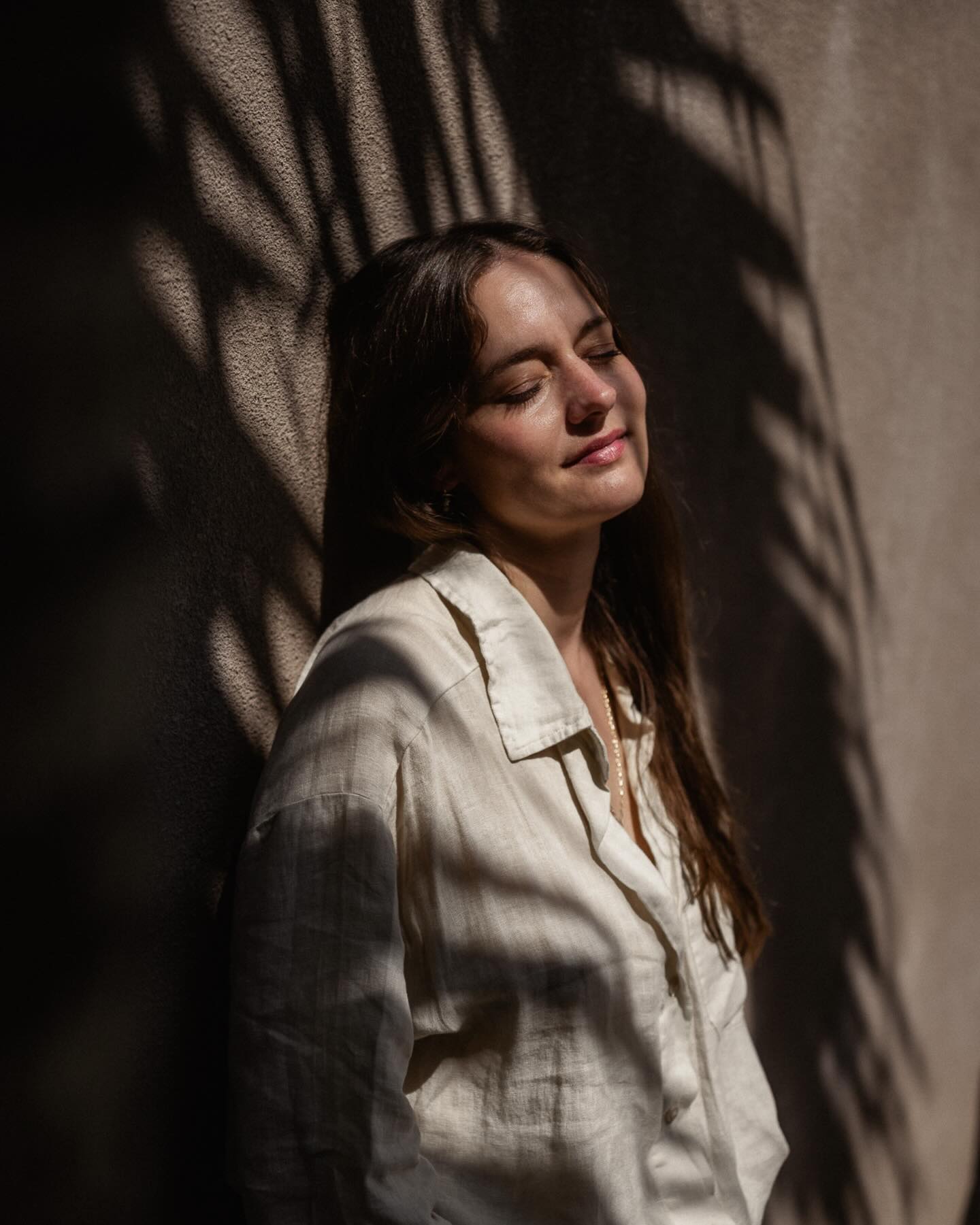 Personal Branding ist mehr als schöne Fotos.
Beim Personal Branding Shooting geht es darum, den Menschen hinter deinem Business sichtbar zu machen. Es geht nicht nur um Fotos, sondern um deine Identität: deine Persönlichkeit, Werte, Haltung, deinen Stil und die Emotionen, die du auslösen möchtest. Mit einem durchdachten Personal Branding Shooting entstehen authentische Businessfotos, die dich sympathisch, greifbar und unverwechselbar zeigen.
Ein ausgewogener Mix aus Portraits, Detailaufnahmen und Arbeitssituationen erzählt deine visuelle Story und vermittelt, wer du wirklich bist. Dein Online-Auftritt – von der Website bis zu Social Media – ist das Gesicht deiner Marke. Hier lernen potenzielle Kunden dich, dein Angebot und deine Arbeitsweise kennen. Werde sichtbar.
•
•
•
•
•
#personalbrandingfotografie
#personalbrandingfotos
#businessportrait
#femalebusiness
#selbstständigeunternehmerinnen