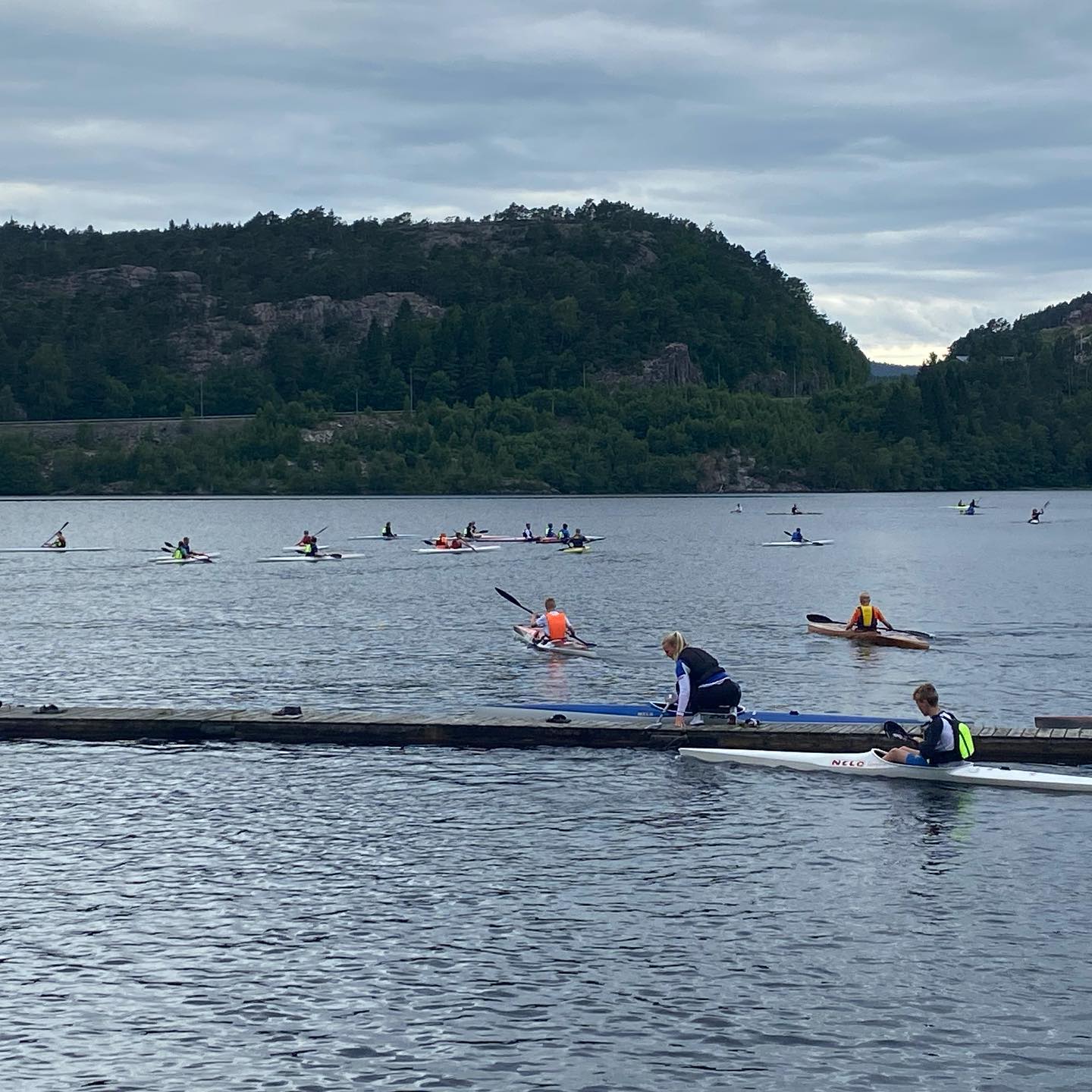 Vi er så heldige å ha besøk av Strand Kajakklubb som er på treningsleir i #flekkefjord. I dag ble ettermiddagsøkta lagt til Selura, hvor nesten 50 padlere gikk ut fra @egenescamping. #strandkajakklubb #padling #kajakk #norgespadleforbund #sommer2021 #visitflekkefjord