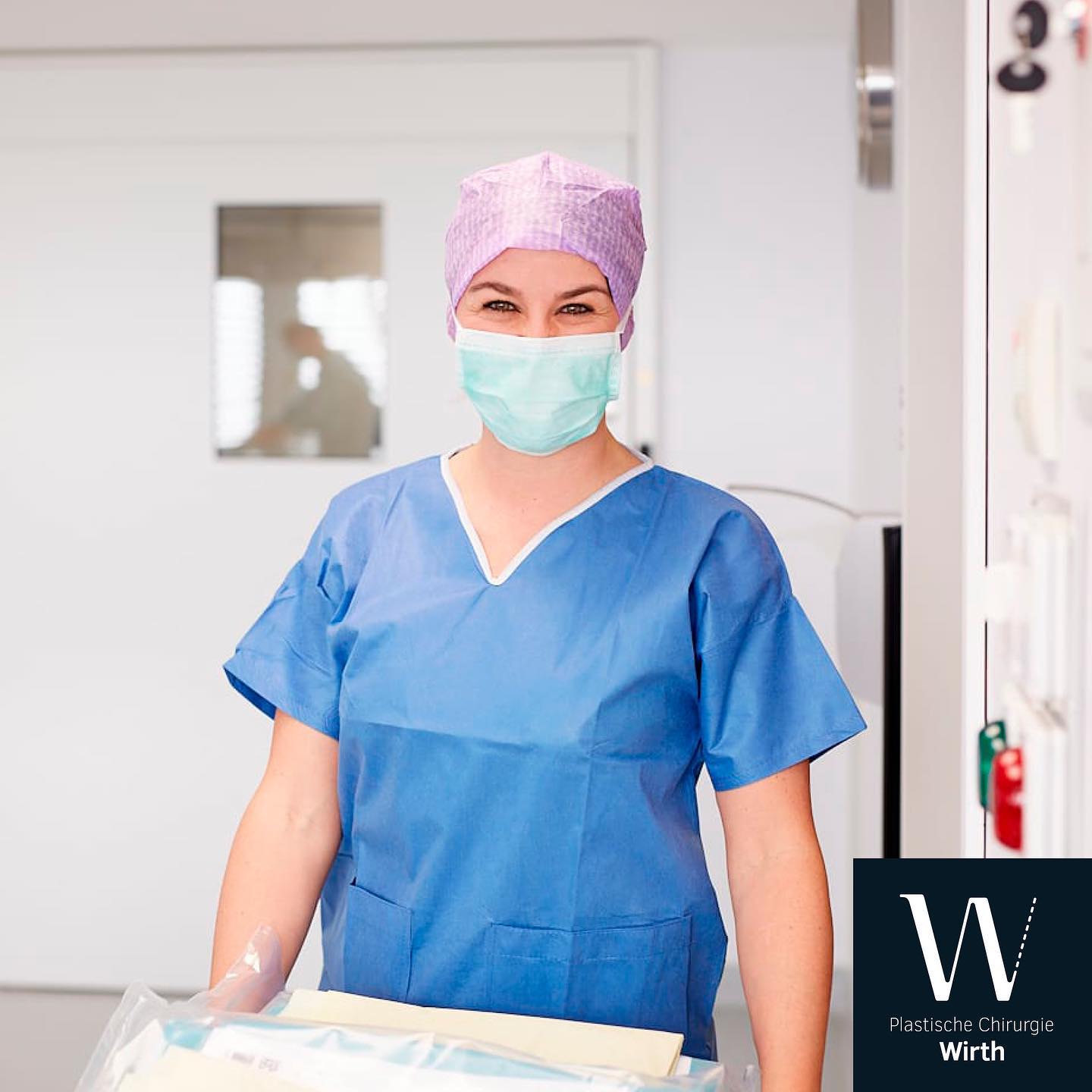 Tanja Kapp ist unsere dienstälteste diplomierte Fachfrau Operationstechnik HF und stets für das Wohlergehen der Patienten und des Teams besorgt. Die Arbeit in der Praxis ist eine willkommene Abwechslung zum Familientrubel. Ihre grosse Leidenschaft ist der Sport und das Reisen.
Tanja Kapp est notre spécialiste certifiée la plus ancienne pour les techniques chirurgicales HF et se préoccupe toujours du bien-être des patients et de l'équipe. Le travail dans le cabinet est un changement bienvenu par rapport à l'agitation familiale. Sa grande passion est le sport et les voyages.
#praxiswirth #drmedraphaelwirth #plastischechirurgie