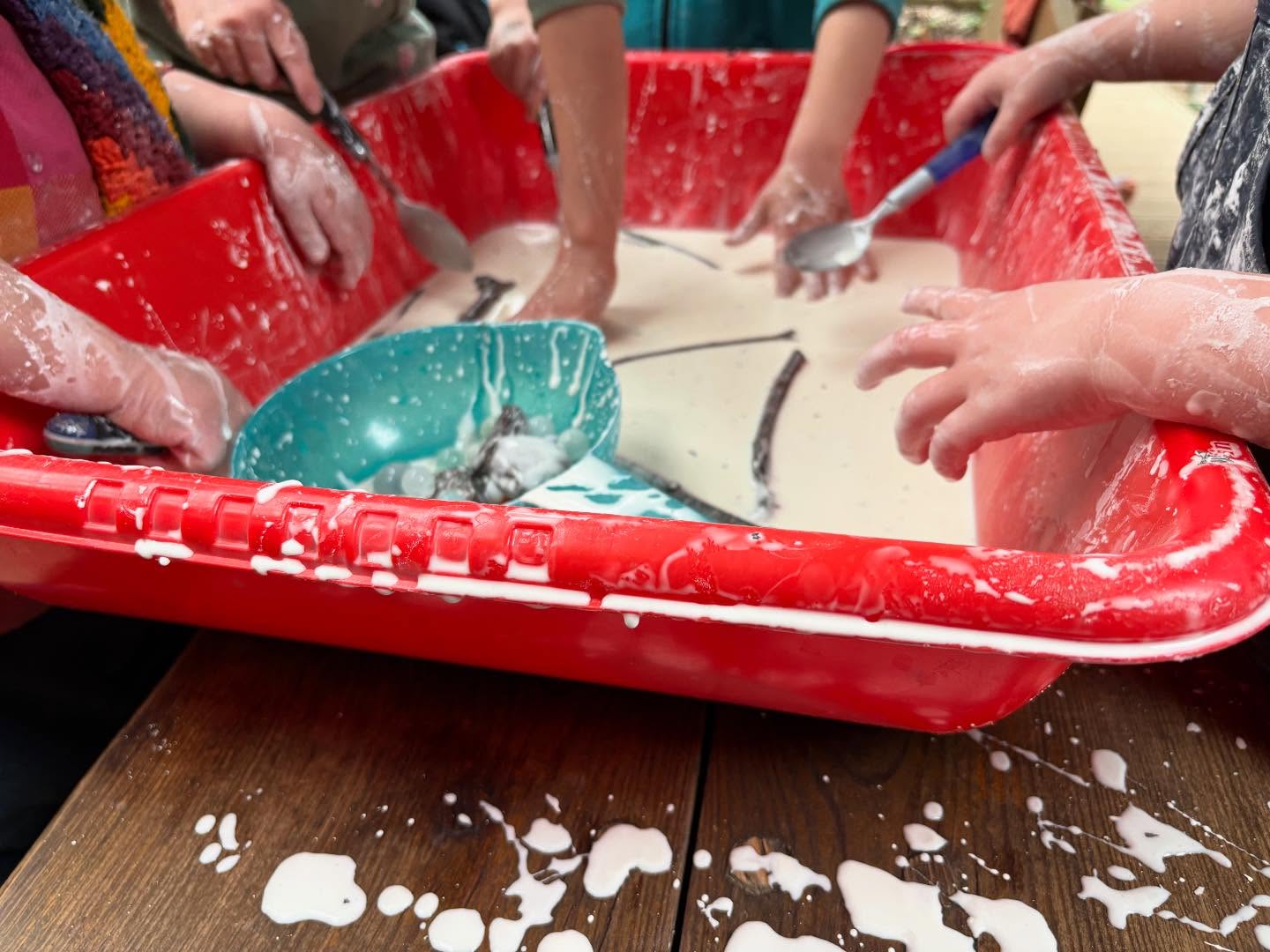 Kinder entdecken die Welt mit all ihren Sinnen und wir helfen ihnen dabei :)