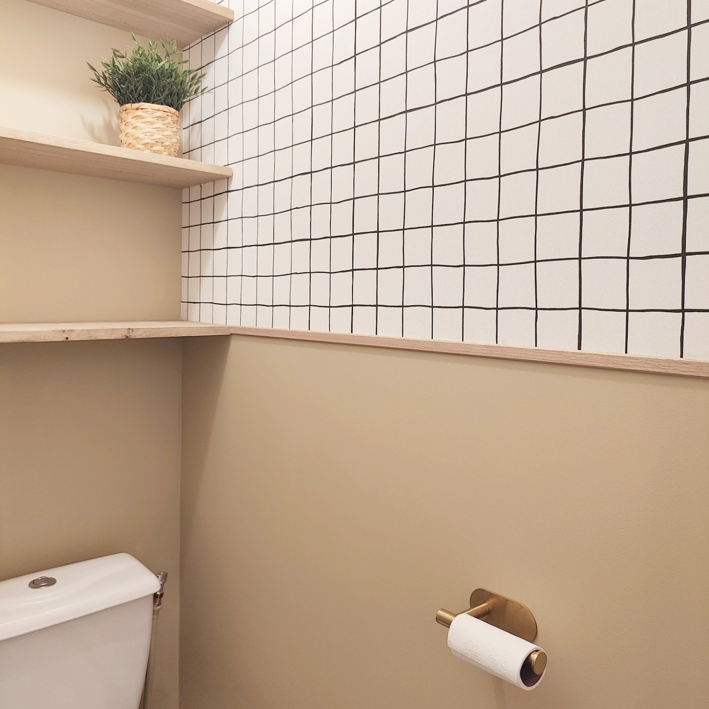 Avant / Après wc
Après la rénovation complète de la sdb des locataires de mes clients c'est au tour des wc de faire peau neuve.
Dans le même esprit que la sdb attenante pour garder une jolie unité, ce wc a revêtu la teinte corde de @farrowandball pour les murs et plafond.
Pour cacher tous ces tuyaux et gaines un faux plafond a été installé, les murs replaqués ainsi qu' un coffrage avec trappe d'accès.
Au sol un carrelage marbré brillant et un joli papier peint à carreaux délimité par une baguette en chêne filant jusqu'aux étagères.
#wc #toilettes #watercloset #gallishop #renovation #travaux #projet #architectureinterieure #architecteinterieur #interiorarchitect #designerinterior #designespace #decorateur #decoratricedinterieur #interiordesigner #appartement #caen #calvados #normandie #agencement #avantapres #homedecor #carrelage #papierpeint
