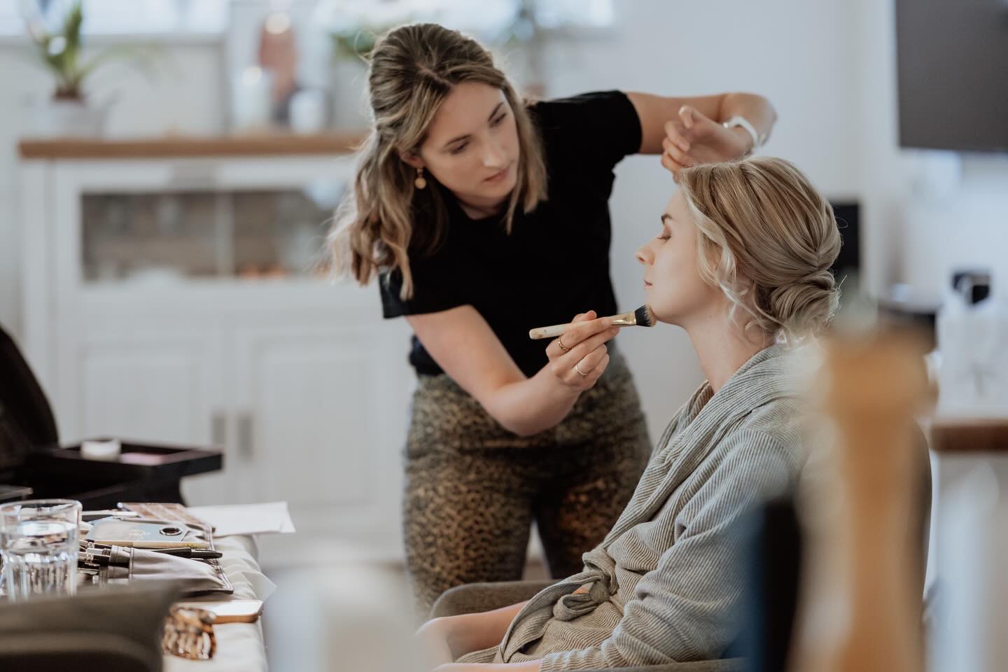 𝘔𝘦𝘩𝘳 𝘢𝘭𝘴 𝘯𝘶𝘳 𝘍𝘪𝘯𝘪𝘴𝘩𝘪𝘯𝘨 𝘛𝘰𝘶𝘤𝘩𝘦𝘴 ✨
– 𝘥𝘦𝘪𝘯 𝘨𝘢𝘯𝘻 𝘣𝘦𝘴𝘰𝘯𝘥𝘦𝘳𝘦𝘳 𝘔𝘰𝘮𝘦𝘯𝘵
Kurz vor dem großen Auftritt, wenn das Kleid sitzt und das Make-up perfektioniert wird – genau diese letzten Minuten machen das Getting Ready so magisch ✨
Wir sind an deiner Seite für die finalen Handgriffe , die dich nicht nur optisch vollenden, sondern dir auch ein sicheres, schönes Gefühl geben 🤍
Denn für uns zählt nicht nur dein Look, sondern dein Strahlen – in voller Ruhe , voller Vorfreude , ganz du selbst 🪞
📍 Mobil vor Ort, wo du uns brauchst – ob Zuhause, im Hotel oder an deiner Hochzeitslocation.
📅 17 Termine samstags & für Eventstylings auf Anfrage – individuell auf dich abgestimmt 💌