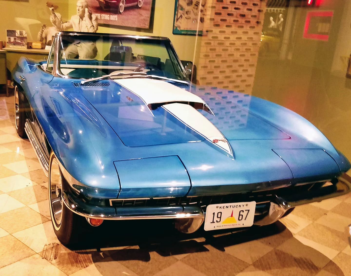 Spotted a legend at the National Corvette Museum in Bowling Green, KY â a 1967 Corvette Sting Ray convertible, the final year of the C2 generation. With only 22,940 built in â67 (14,436 of them convertibles), this thing is rarer than a good parking spot on a Friday night. Under that long hood you could get everything from a 327ci smallâblock with 300 hp to a 427 bigâblock rated up to 435 hp and 460 lbâft of torque, all in a car that weighed around 3,200 lbs. Pure Kentucky car culture perfection on display just off Iâ65.
#cartucky #Corvette #StingRay #C2 #BowlingGreen Kentucky