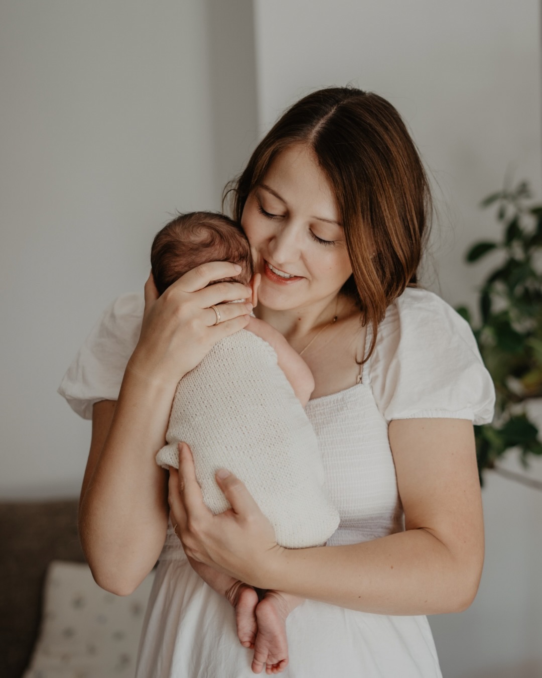 the beginning ✨
Die ersten Tage mit eurem Baby sind so besonders 🥹 voller Magie, Emotionen und so vielen, fast flüchtigen Momenten. Wie die winzigen Hände den Finger der Mama festhalten, das herzliche Gähnen oder ein kleines Lächeln zwischendurch 🥹 Ich bin dankbar, dass ich diese kostbaren Momente festhalten darf und Familien so step by step begleiten kann 🎞️
#newborn #neugeborenenshooting #fotografinköln #brühl