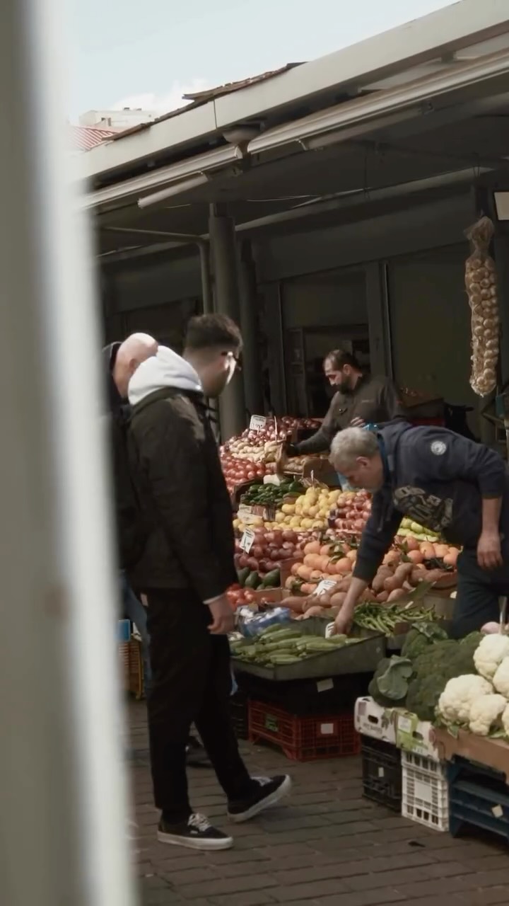 🧑🏻🍳For chef @grhgorhs_hc the secret of every dish starts long before the kitchen.
It begins at Varvakios Agora selecting the freshest ingredients for your table.
🤩See you tonight.
#chef #papillonbistrot #varvakeiosmarket #freshingredients