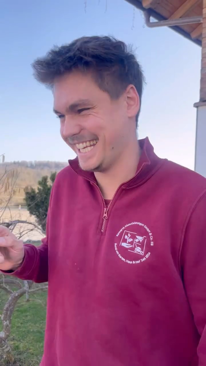 💐 Frühlingsmarkt Countdown: Aussteller Nr. 7 - Fabrice mit dem Verkauf unsere Mähroboter und Gartengeräte 👌👏🏻
Seine große Liebe: Mähroboter!
Bei ihm gibts eine exzellente Beratung!
#kress #ecovacs #mähroboter #aussteller #7