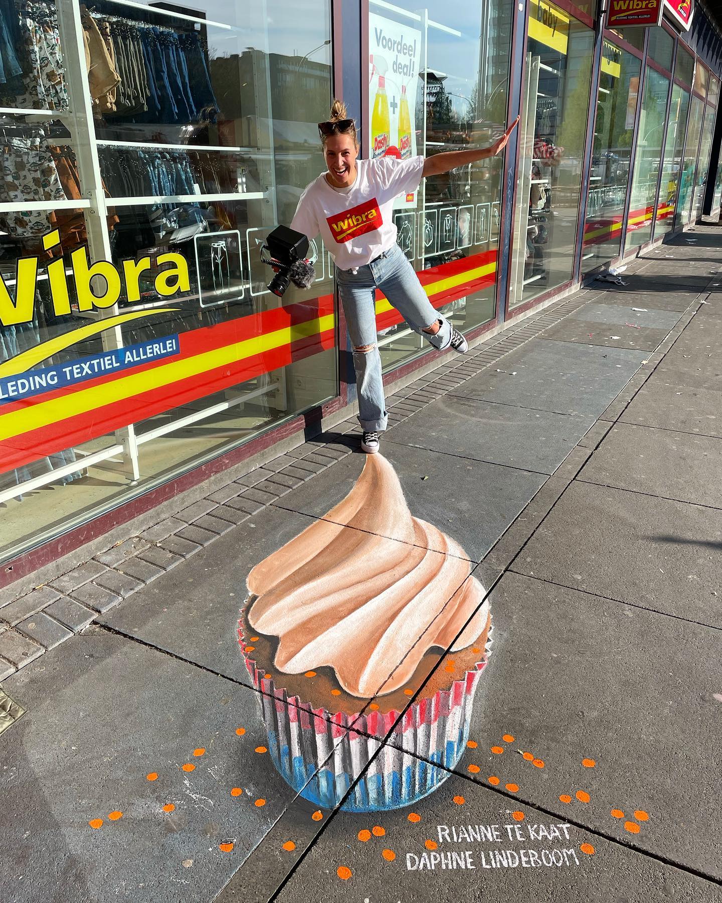 Voor de Koningsdag actie ‘Krijtje Koning’ van @wibranl heb ik deze week de promotievideo gefilmd. @riannetekaat en @d_lindeboom hebben voor verschillende Wibra winkels super realistische 3D tekeningen gemaakt om de actie te promoten.