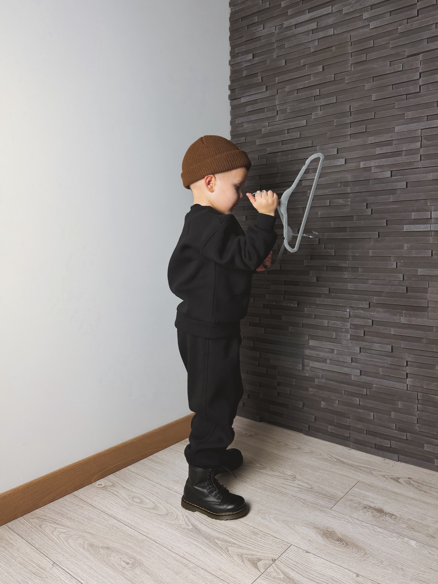 PÙPLA MINI – tai mūsų zero waste projektas, gimęs iš noro panaudoti kiekvieną medžiagos centimetrą atsakingai. Kurdami suaugusiųjų drabužius, iš atraižų ir likučių sukuriame vienetinius vaikiškus rūbus – tiek, kiek leidžia medžiaga 🙂↔️
Kiekvienas PÙPLA MINI drabužis yra unikalus, pasiūtas iš likusios medžiagos dalies, todėl dydžiai ir kiekiai riboti – siūlome tik tuos, kuriuos mums pavyksta sukirpti. Dėl to šių drabužių negalima užsisakyti pagal pageidaujamą dydį, o didesnių dydžių nesiuvame, nes jie paprasčiausiai netelpa į atraižas 🫢
Tai maži drabužiai su didele idėja – kad grožis gali gimti iš atsakomybės, o tvarumas gali būti žaismingas, kūrybiškas ir šiltas.
PÙPLA MINI – kai kiekvienas siūlas turi prasmę!