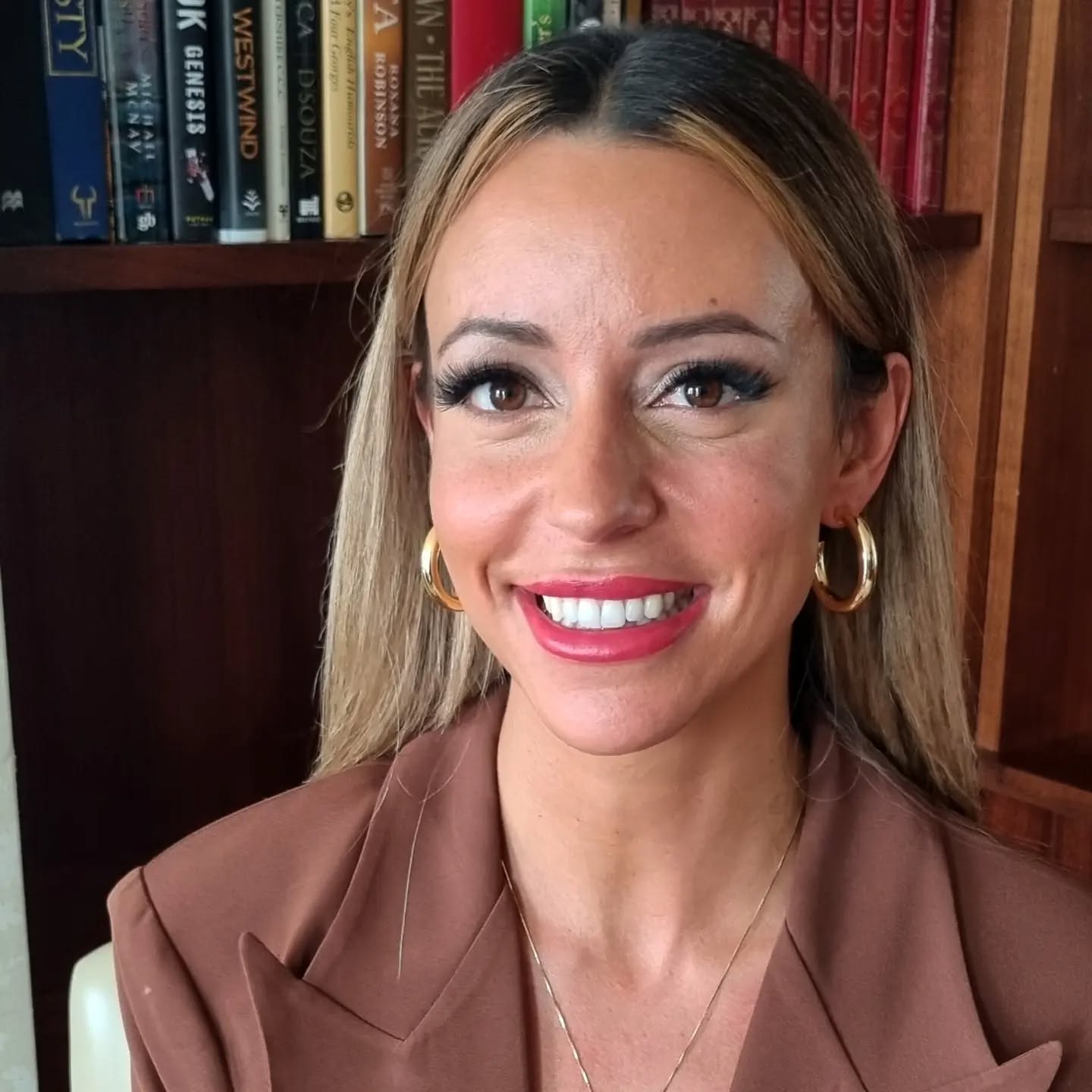 My beautiful client Danielle in all her splendour 💫 she chose to go for a nice sharp black eyeliner and a great shade of berry lips! #specialoccasionmakeup #dewyskin