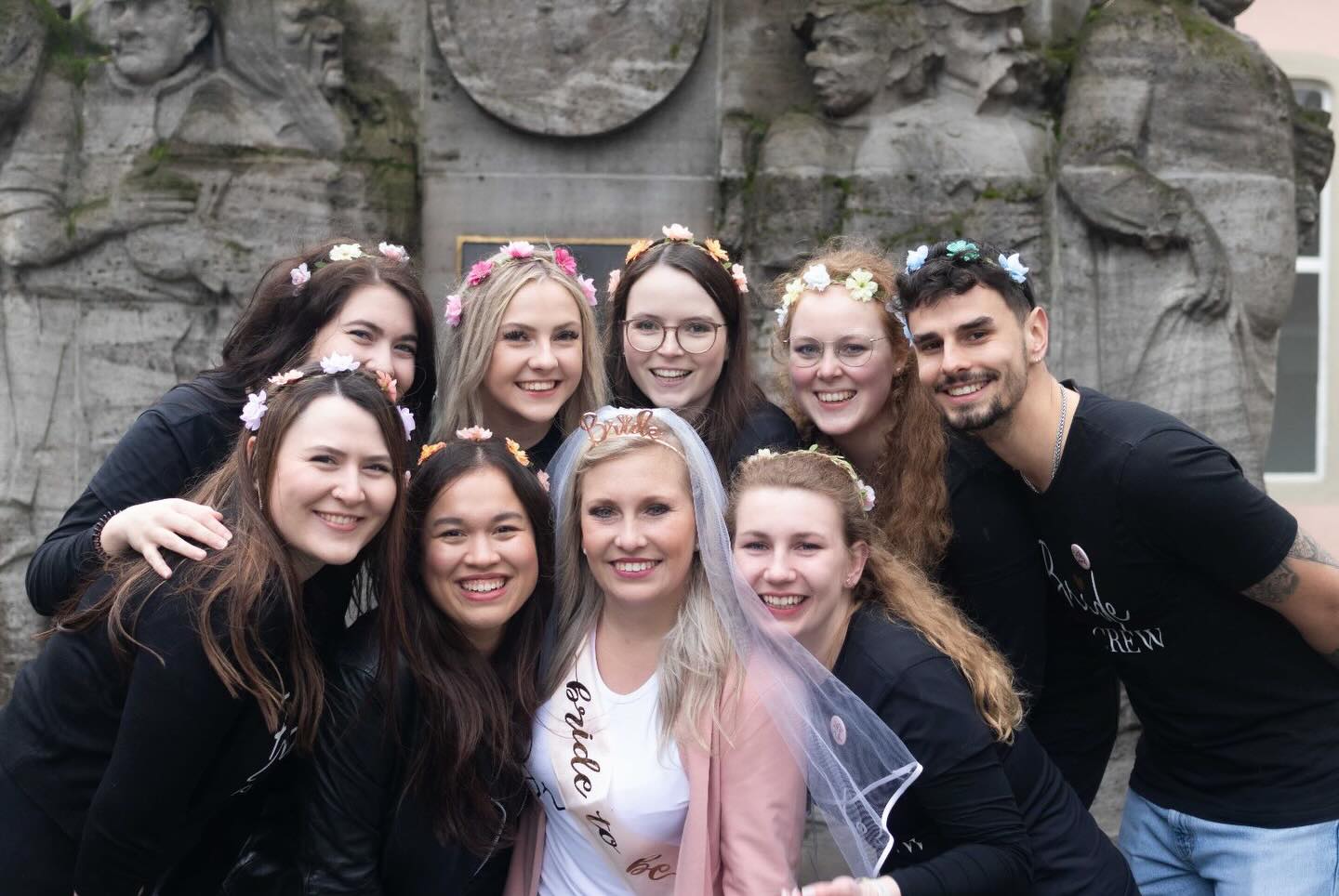 Cheers! 🥂🍾
Lust auf einen unvergesslichen JGA in Köln?
Unser Guide Lukas wird euch mit spannenden Stories und Infos rund um unsere geliebte Stadt Köln versorgen – und @kirasallerfotografie hält auf Wunsch eure schönsten Momente fest. 📸
Habt ihr auch Lust auf einen besonderen JGA in Köln?
Dann schreibt uns einfach eine Nachricht! 💌
#junggesellinnenabschied #jga #köln #kölneraltstadt #kölnliebe