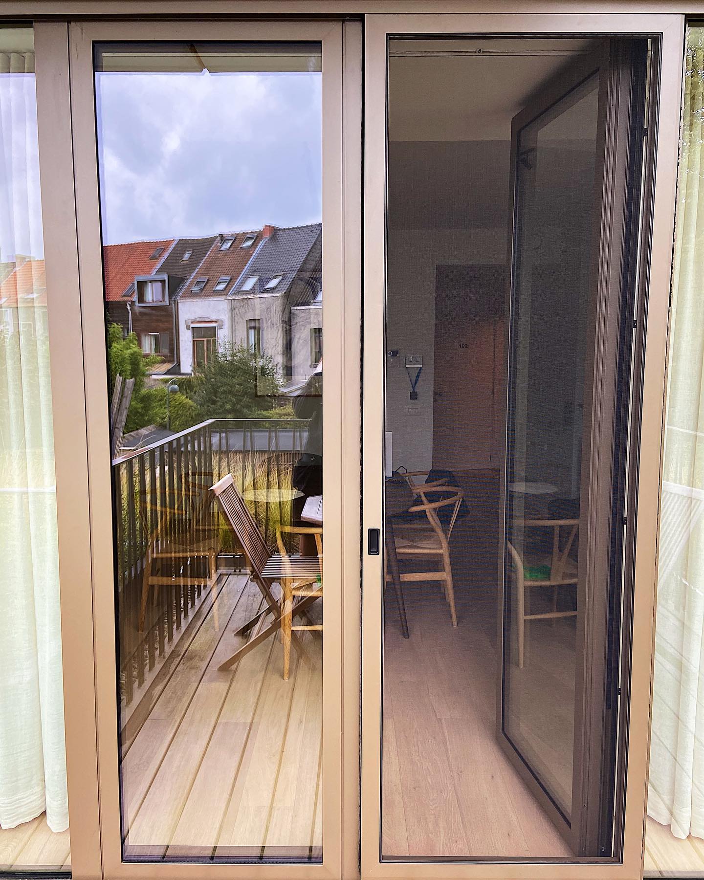 Realisatie te Gent!💥
Strakke ramen vragen om een moderne, strakke vliegendeur. Job done, toch? 😄
#passievoormaatwerk #alusolutions #vliegenramen #vliegendeur #opmaat