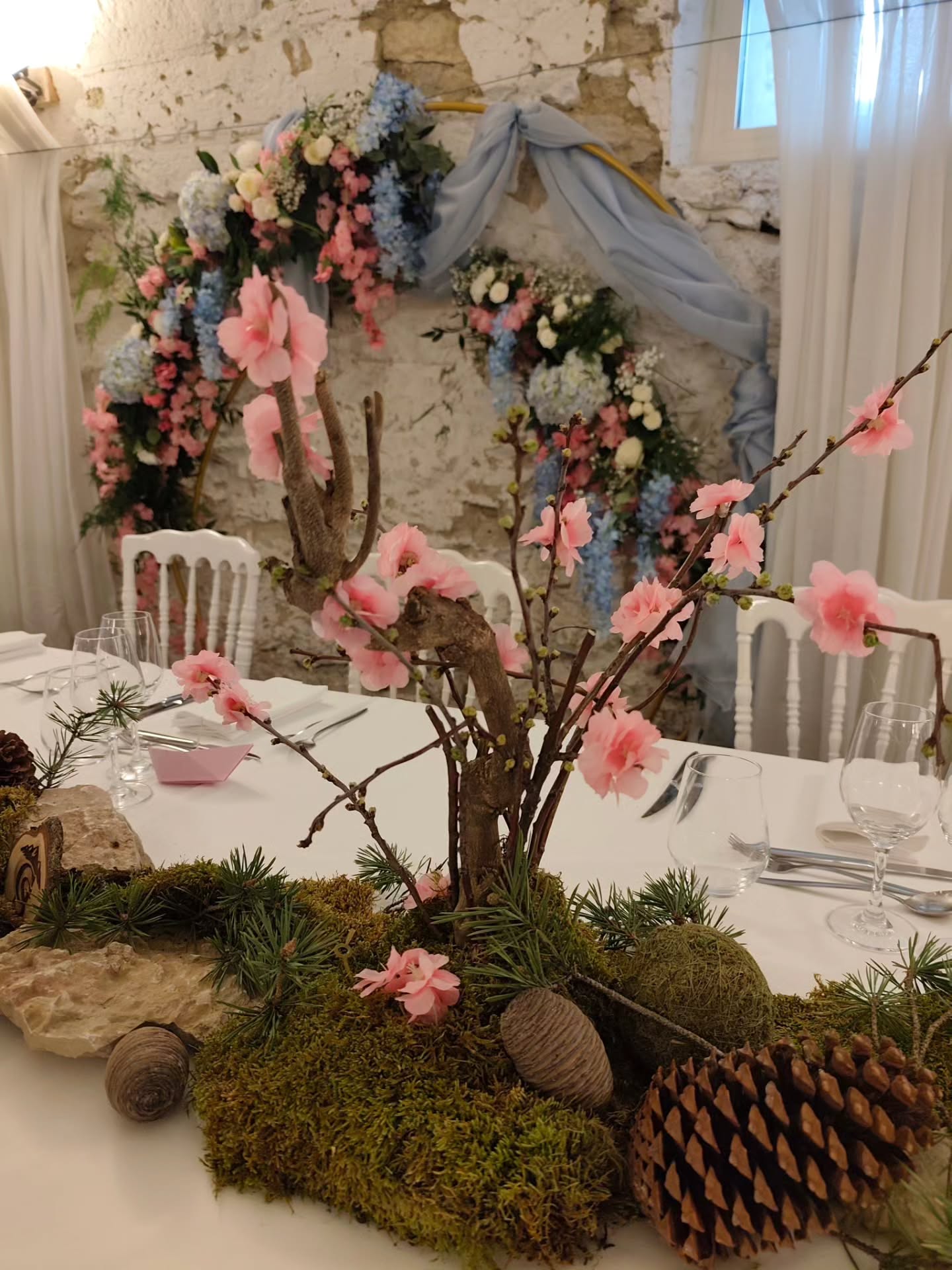 🩷🩵 Wedding day du 14-03-26 🩵🩷
Suite avec la table d'honneur
Le travail pour celle ci était essentiellement de reproduire l'environnement de la montagne, la nature, en restant dans le même code couleurs.
Mini cerisiers fabriqués maison, pommes de pin, rochers, mousse et pin. Le résultat ? Vraiment trop sympa !!!! On adore !!
Tout à été réalisé sur place
Et à l'arrière des mariés, une jolie arche pour les mettre en avant. Et rappeller la demande en mariage 🩷
La suite ce soir ☺️
#petalesdemotion
#lachapelledelatour
#fleuriste
#weddingflowers
#mariage