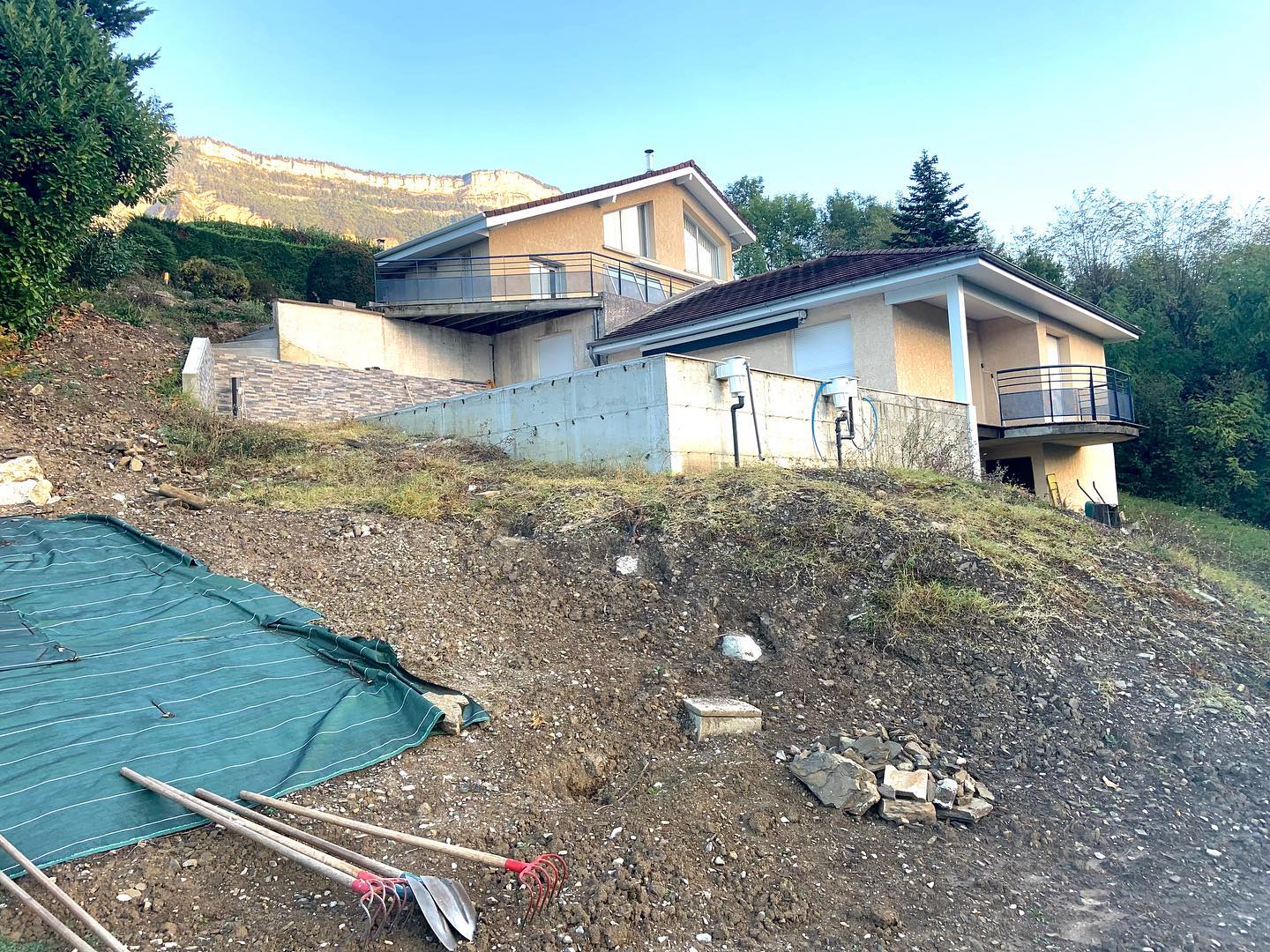 Chantier en ce début du mois d’octobre. 🛠🍂🍁
Objectif : Remise en état du jardi après la création d’une piscine 🏊🏼♂️ ☀️
✔️ réalisation d’un accès en concassé avec bordure en poutre de chêne.
✔️Pose d’une bâche avec plantation de vivaces et d’arbustes 🌱🌿
✔️Terrassement et réalisation d’un gazon pour les beaux jours 🌷🌼
Merci à mon client pour sa confiance et à mon équipe pour le travail réalisé !