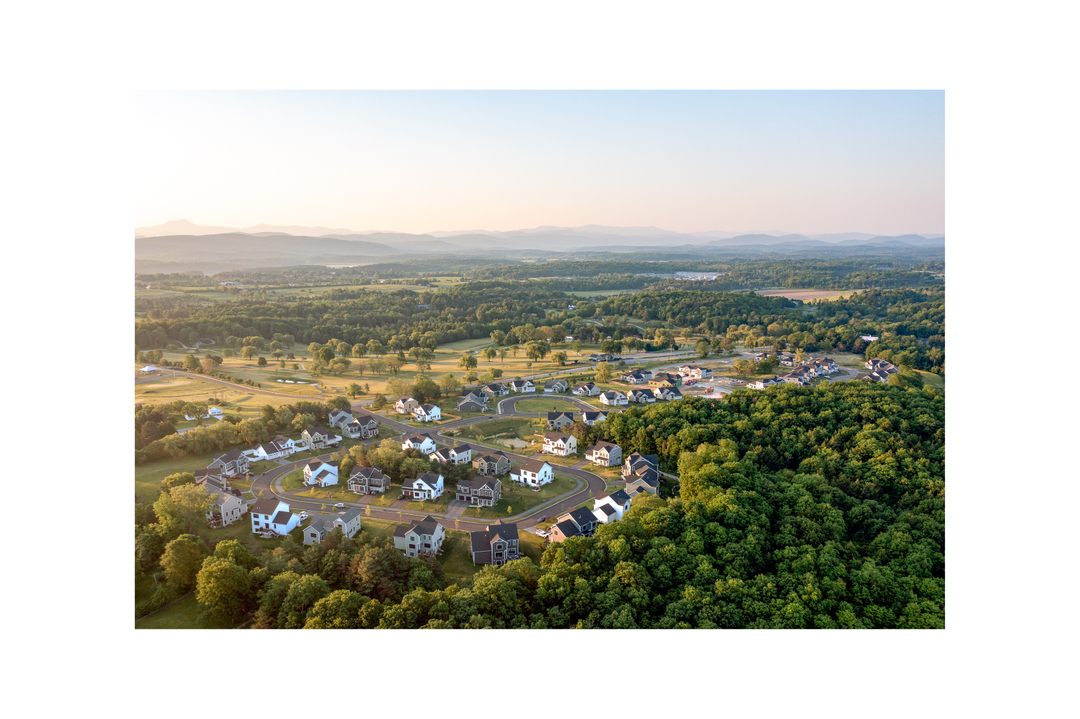 Shots for Snyder Homes in Shelburne, Vermont. .
.
.
.
.
#drones #aerialphotography #vermontaerial #travel #femaledronepilot #vermontdronepilot #dronephoto #vermontaerial #vermont #vermontfromabove #owlsirisphoto #spacialharmonyphoto #construction #progression #workprogress