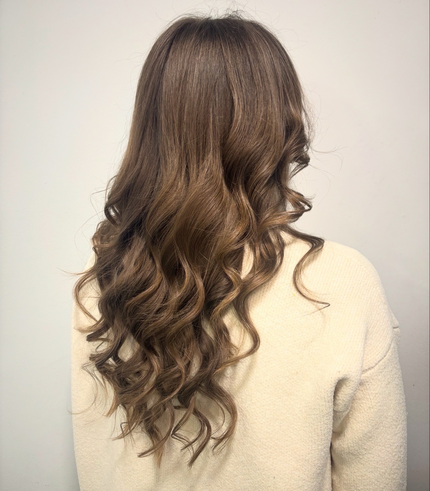 Cut and blowdry finished off with soft curls by Evie 💇🏻♀️🤎
Dm or 📞to book as soon as possible to avoid disappointment 💗
📞 01322292999