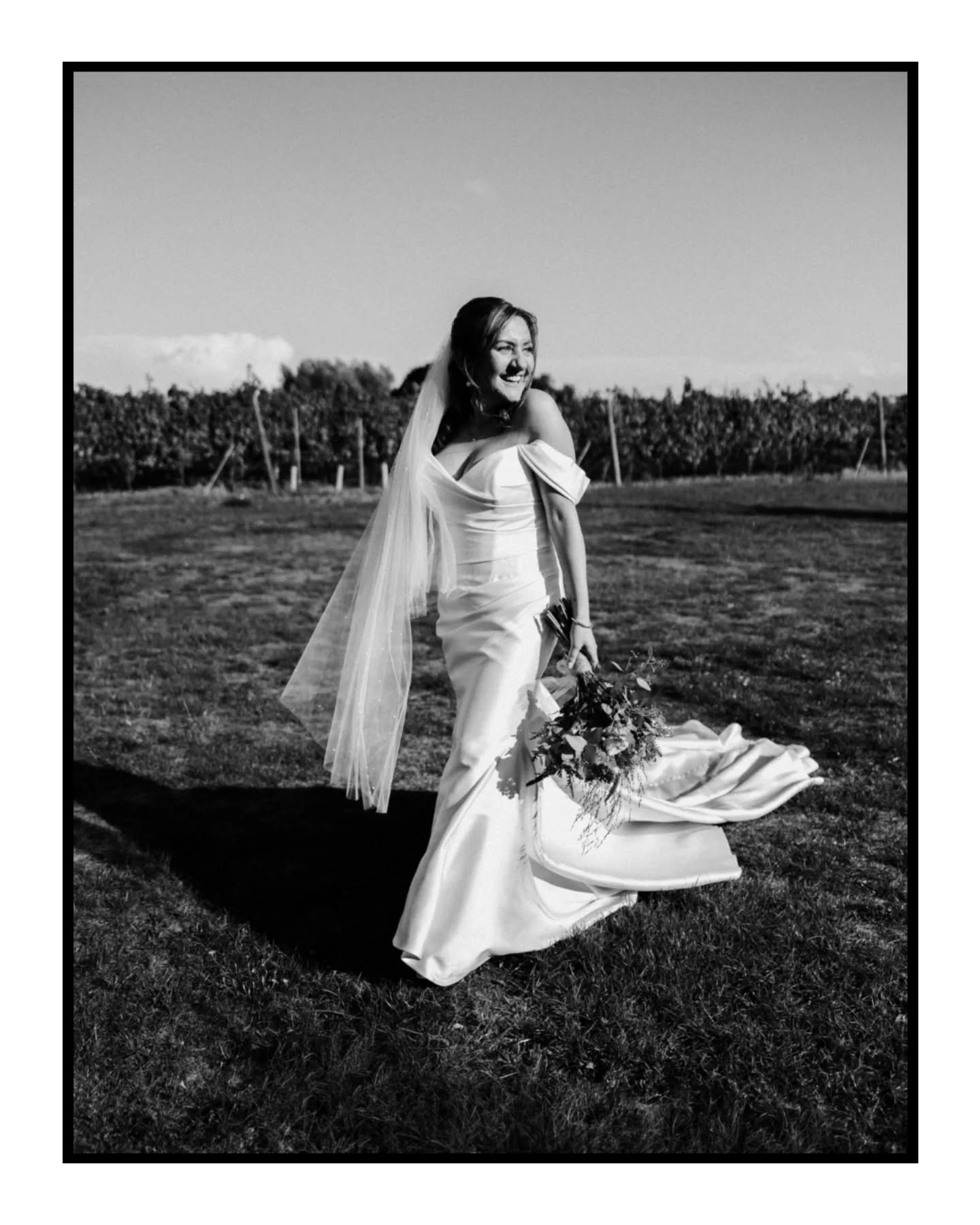 The best portraits of you on your own on your wedding day will always be when you're smiling over at your newlywed 🥰