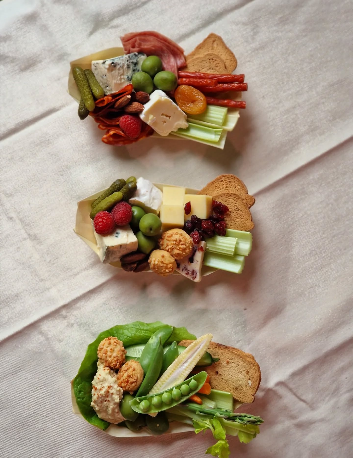 Grazing Boats 🫛🍒🥖🧀
No boring bites here— our grazing boats are packed full of layers of yummy treats to discover.
Perfect for networking events or social gatherings, these individual grazing boats let your guests enjoy great food while mingling with ease. No messy plates, no awkward balancing acts—just delicious, convenient bites designed for effortless socialising 🥂
#edinburghfood #edinburgheats #edinburghcatering
#eastlothianfoodanddrink #eastlothianlife