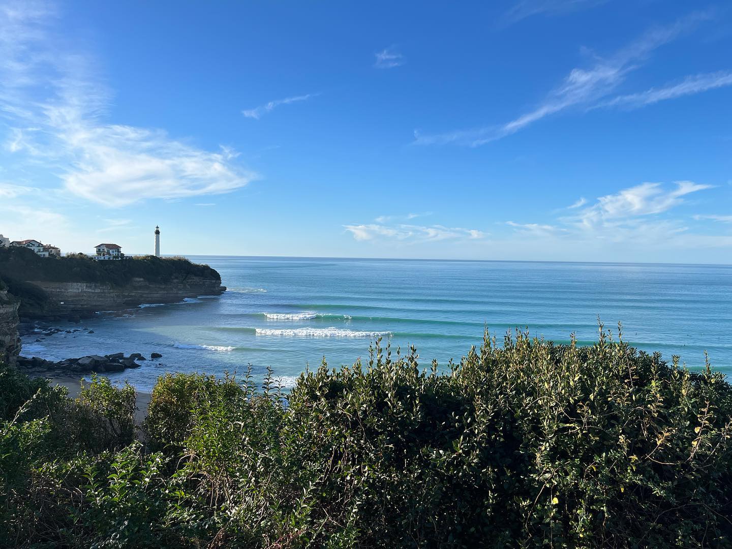 ☀️🌊. Déjà une semaine ma belle Biarritz !.🌊☀️
.
Une jolie découverte, ainsi que tes alentours.
Ça faisait un moment que j’avais pas vu l’océan…
Et quel apaisement 🙏🏽
Un doux cadeau de Noël en avance 🥰
.
Merci la vie et mon guide 😉
.
À très vite ! ❤️
…
..
.
#ocean #paysbasque #biarritz #paysage #nature #naturelovers #naturephotography #wildnature #breath #peaceful #positivevibes @esprit.dit.vague @charlotte.cluzel