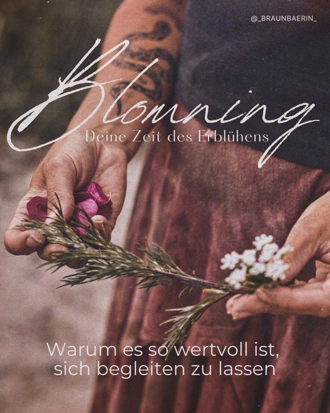 🌿
Manchmal staune ich selbst darüber, wie sehr sich ein Leben verändern kann. In diesem konkreten Fall: meins. ;)
Wusstest du, dass ich bis vor ein paar Jahren noch in Berlin gelebt habe – nach ziemlich wilden Partyjahren dann kurz verheiratet in einem gepflegten Reihenhaus am Stadtrand? Ein anderes Leben. Manchmal fühlt es sich eher an wie aus einer anderen Inkarnation.
Dann kam die Scheidung und irgendwann der Schritt nach Schleswig-Holstein. Ans Meer. Auf einen alten Resthof. Näher an die Natur. Und auch wieder näher zu mir selbst. Hier durfte ich langsam wieder ich werden…
Denn es war nicht nur der Ort, der sich verändert hat. Es war wirklich mein ganzes Leben: allein mit meinem Kind, ein neues Zuhause, eine Selbstständigkeit, die gerade erst begann zu wachsen, eine neue intensive Beziehung…
Doch auch diese ging nach ein paar Jahren in die Brüche. Und plötzlich stand ich schon wieder an einer Schwelle: Fragen. Unsicherheiten. Alte Muster, die noch einmal auftauchten und richtig reinkickten.
Solche Übergänge kennen wir alle. Sie begegnen uns immer wieder im Leben – mal groß, mal klein. Sie können Angst machen, sich unsicher anfühlen, uns auch ganz schön durchschütteln. Und gleichzeitig liegt genau in ihnen oft so viel Raum für Neues.
Aus genau solchen Zeiten heraus ist Blomning entstanden. 🌿
Blomning bedeutet „Blüte“. Aber für mich bedeutet es noch viel mehr: das Loslassen von Altem, die Wurzeln neu legen, langsam wachsen – und irgendwann dieses erste zarte Aufblühen spüren.
In meiner 1:1 Begleitung entsteht genau dafür ein Raum:
– Mentoring & Workbooks
– Runologie, Mondimpulse & Anteilearbeit
– sanfte Atemarbeit und innere Reisen
– Naturverbindung & Entspannung
– ein begleitender Raum über Telegram
Alles lebendig und an deinen Prozess angepasst. Kein Perfektionismus. Kein Druck. Nur du und dein Wachsen.
Wenn du merkst, dass dieser Raum gerade gut für dich sein könnte, findest du alle Infos über den Link in meinem Profil.
Vielleicht ist jetzt genau deine Zeit, die eigene Blüte zu spüren. 🌸
Ich freue mich von Herzen auf dich
In Liebe
Kaja 🪶
📷 @ich.lieb.dich.wildes.leben 🤍