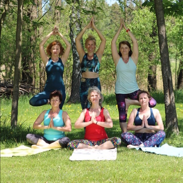 Jógový víkend jak má být 🧘🏻♀️🧘 Objednali jsme krásné počasí, dívčí parta v plném počtu, jógová nálada, lekce v doprovodu místní flétnistky Matyldy. 🎶 Přijeďte si také odpočinout. Návštěvy vítejte!❤️
#nabelidle43 #ondastatek #jogavikend #joga #priroda #pohoda #relax