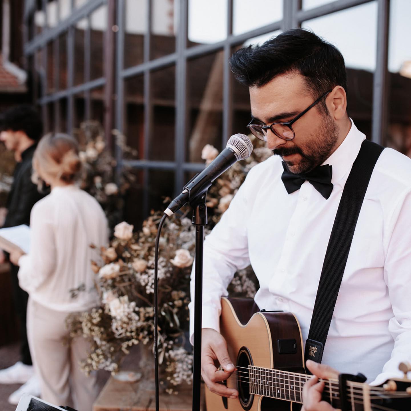 Welch ein unfassbar schönes Projekt!!! Vielen Dank, dass ich Teil davon sein durfte!!!
Ich hatte mega viel Spaß und habe tolle Menschen kennengelernt.
Danke an:
Orga: @jjs_eyecatcher_events
Photography: @lisaroeder_photography & @gerry_kronauer_fotografie
Video: @traumfabrik.hochzeitsfilme
Concept, Floral & Design: @jjs_eyecatcher_events
Couple: @tiago.rodrigues_ & @nina.mei
Model: __j.u.l.i.__
Papeterie: @lieblingsschnipsel & @carinokarten
Singer: @emmi.live.music
Furniture: @vonott.de
Jewellery: @perlenbraeute
Men accessories: @fraeulein.maya
Resin Art: @ellabell_shop
Styling: @beauty_by_fischers_friseure
Rings: @juwelier_ottoparr
Bridal Boutique: @sovestia_bridesandmore
Speech: @anka_freietraurednerin
Location: @burghof_hotelundevent