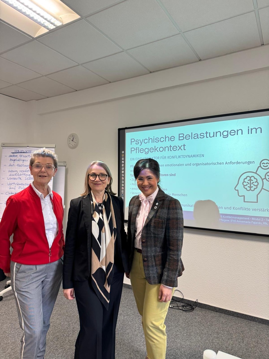 Wie gelingt gute Führung in der Pflege?
Mit klarer Kommunikation, einer wertschätzenden Haltung und der Fähigkeit, Konflikte konstruktiv zu bearbeiten.
Im Modul 2 – Kommunikation & Konfliktmanagement unseres Programms „Mentor für lebensphasenorientierte Personalentwicklung“ vermittelt die Doezntin Annemarie Fajardo hier im Bild mit Beata Paluchowska, Mitglied der Geschäftsleitung der Senvital Gruppe, und Frau Marie Luise Gaßmann Geschäftsführung der Business Academy in Marburg, praxisnahes Wissen für den Führungsalltag.
Themen sind u. a.:
Kommunikationsmodelle, Gesprächstechniken, Feedbackmethoden, Konfliktarten, Eskalationsstufen, Mediation, Deeskalation und psychische Belastungen als Konfliktursache.
Ein besonderer Fokus liegt auf der lebensphasenorientierten Kommunikation: Wie unterscheiden sich Kommunikationsstile und Konfliktmuster zwischen Generationen und Lebenssituationen – und wie kann Führung darauf professionell eingehen?
Ein besonderer Mehrwert:
Nach erfolgreicher Teilnahme kann ein CAS-Weiterbildungszertifikat der Hochschule im Gesamtumfang von 300 UE erworben werden.
Eine Weiterbildung für alle, die ihr Unternehmen in der Gesundheitswirtschaft zukunftsfähig, menschlich und professionell führen möchten.
#führunginderpflege #pflege #konfliktmanagement #personalentwicklung