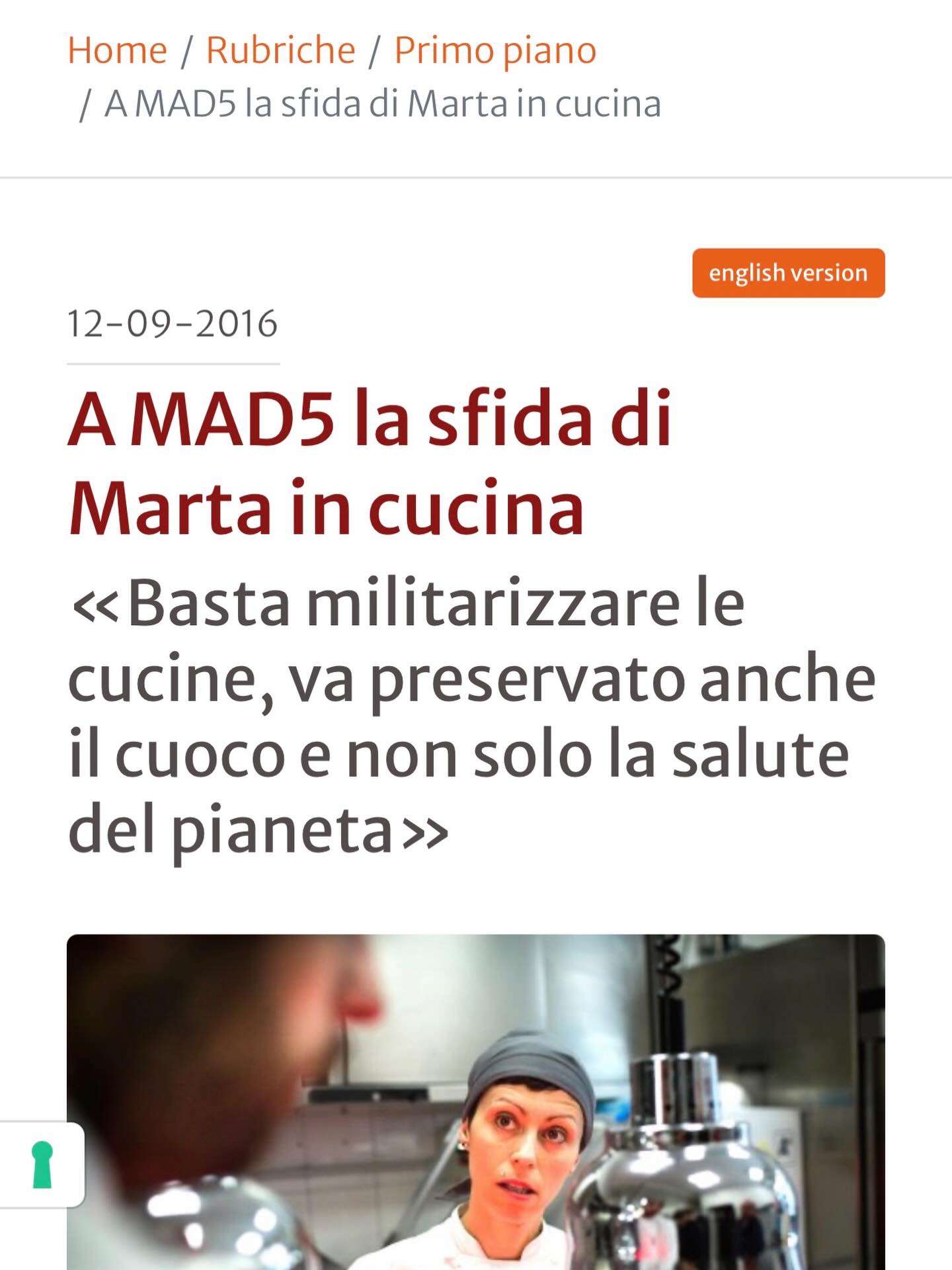 Visto tutto questo parlare sul #Noma e, in generale, sul clima lavorativo nelle cucine, sento di poter dire la mia.
Era il 2016 e proprio a MAD5 (simposium sul mondo della ristorazione organizzato dallo chef Redzepi che quell’anno si interrogava sulla cucina del futuro) fui invitata a tenere la mia relazione dal titolo che suonava più o meno così: “le cucine devono per forza essere militarizzate o esiste un altro modo?” Quello stesso anno, molti chef intervennero, lontano dai riflettori nel blindatissimo tendone da circo, esprimendo il proprio disagio, la propria difficoltà a trovare un equilibrio mentale per sostenere la pressione costante del sistema enogastronomico che continuava a fissare standard sempre più alti e irraggiungibili. Daniel Patterson quell’anno annunciò il suo ritiro, Alex Atala, David Chang non fecero mistero del loro disagio e della volontà di voler cambiare ma di essere in trappola, vittime di un sistema che si autoalimenta ma allo stesso tempo autoimmune.
Potrei raccontarvi delle vessazioni, delle umiliazioni, del dover entrare in cucina e dichiarare di avere il ciclo perché qualcuno crede ancora che gli ormoni inibiscano la lievitazione. Oppure tenere la pipì fino a scoppiare perché la chiave del bagno sta nel taschino della giacca dello chef, proprio sotto al suo nome ricamato, e decide lui quando si va in bagno. Potrei dirvi di quando, scelta per rappresentare un’associazione di cui ero socia fondatrice, sono stata sostituita da un uomo meno qualificato leggendone le motivazioni esplicitamente sessiste perchè non si erano manco preoccupati di togliermi dal “rispondi a tutti”. Potrei continuare all’infinito ma non cambierei l’opinione di chi la pensa diversamente e ugualmente confermerei il plauso di chi inizia a nutrire un sacrosanto filo di speranza, se non altro per trovare la pace che “allora non ero solo un* debole che esagerava”.
Poi c’è la Stoccolma (da oggi forse anche sindrome di Copenaghen). Tenetela presente quando giudicate gli stagisti che piangono ascoltando Redzepi che se ne va. E non dimenticate che è una strategia di sopravvivenza della vittima. Non un’attenuante di non-responsabilità dell’aggressore.
📸@identitagolose