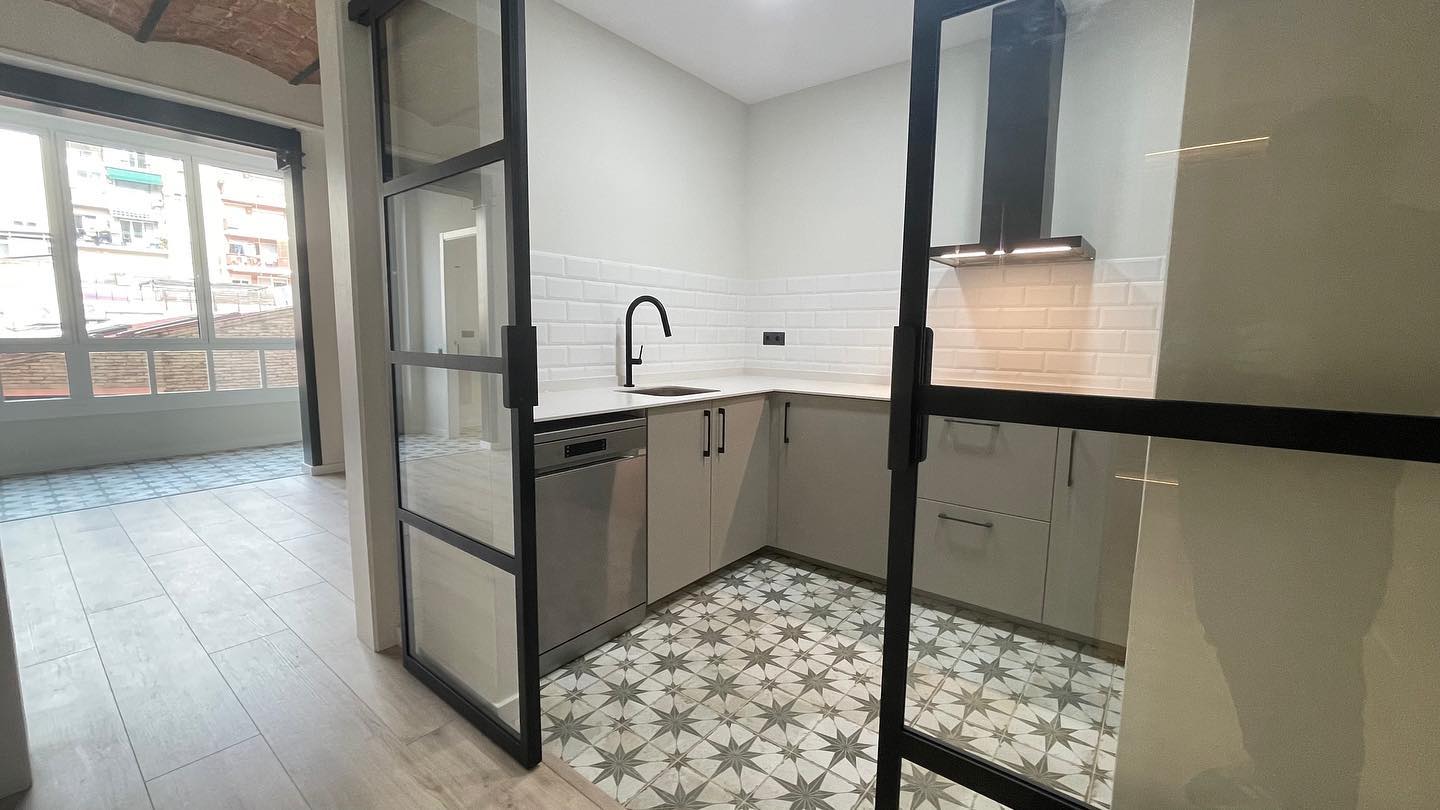 Piso con mucho encanto y estilo en finca regia junto a la calle Casanova cerca del Hospital Clínic y la Escuela Industrial.
Esta totalmente reformado a estrenar. La vivienda dispone de un gran salón comedor con salida a galería a patio de manzana, cocina equipada con electrodomésticos, un baño y un aseo, dos dormitorios (uno doble y otro individual) y una tercera habitación como vestidor o despacho.Pavimento de parquet, calefacción y aire acondicionado por conductos en toda la vivienda.
Bien comunicado por transporte público en metro y autobús.
Os encantará.
RESUMEN:
86 m2 construidos
3 dormitorios
2 baños
Segunda mano/Buen estado
Armarios empotrados
Certificación energética
Consumo: (125 kWh/m2 año)
Emisiones: (22 C02/m2 año)
Edificio
Planta 2, Exterior
Con ascensor
Calefacción: Individual
Aire acondicionado
Corcega, L'Antiga Esquerra de l'Eixample, Eixample, Barcelona
Planta 2
Puerta B
Barrio L'Antiga Esquerra de l'Eixample
Barcelona
Precio 495.000 €
Solicita una visita a través de nuestra web (Inmoneddermann.com)
Enviándonos un mensaje y nuestro equipo comercial se pondrá en contacto con vosotros lo antes posible.