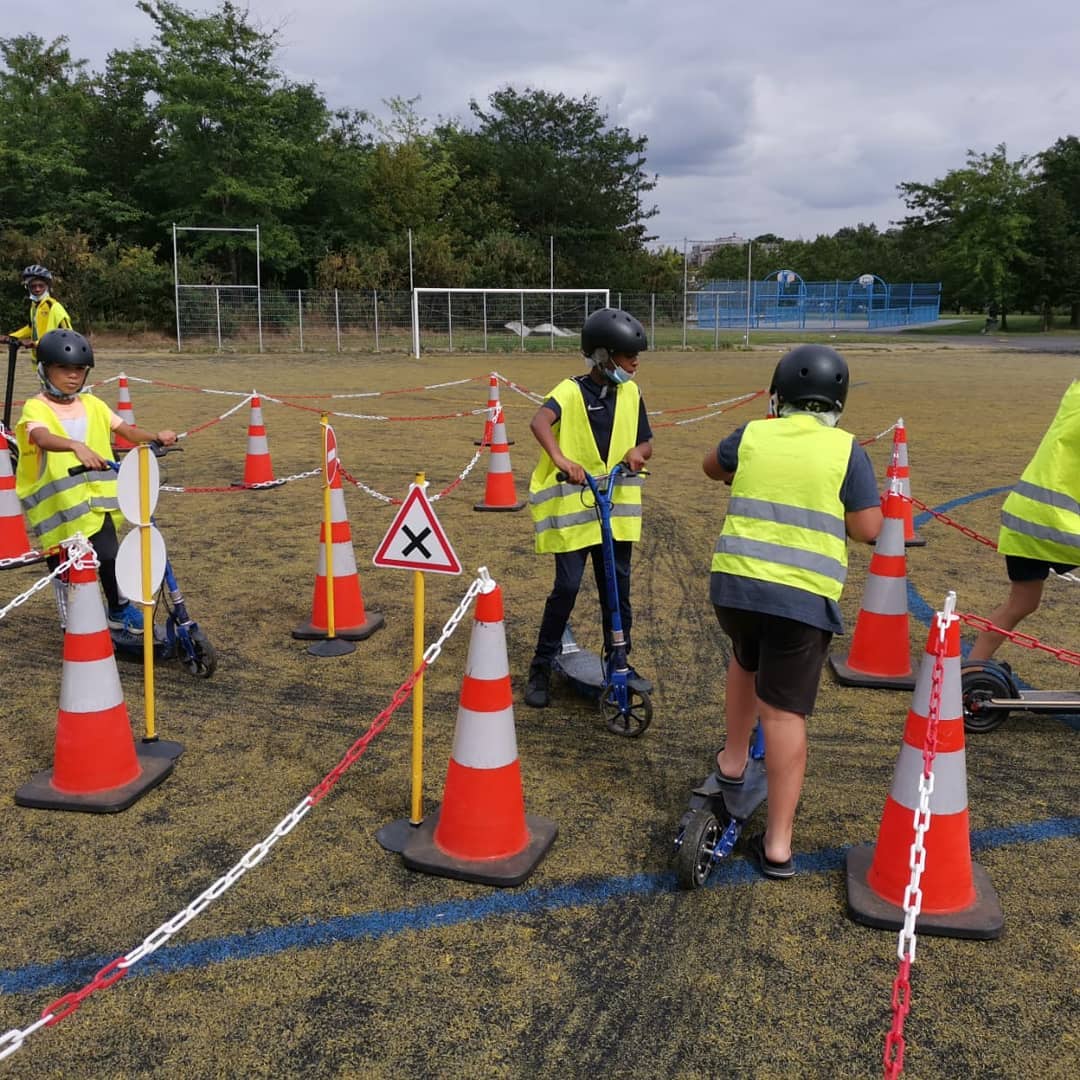 Mardi 17 aout, initiation pour la conduite de trottinette électrique au parc départemental de la Saussaie-Pidoux à Villeneuve-saint-Georges.
Conduite, sécurité routière et bonne humeur étaient au rendez-vous. Nos jeunes ont pu se familiariser pour la première fois avec une trottinette électrique et approfondir leurs connaissances sur les bons gestes à avoir sur la route.
Merci au Département du Val-de-Marne et Jeunes du Val-de-Marne pour cette belle journée.
#securiteroutiere #ecole #college #kids #securaction #trottinetteélectrique #permisdeconduire #safety #association #signalisation #codedelaroute #animation #prevention #sensibilisation #jeunesse #projet #vigilance #citoyen #conduite #theorie #apprendre #pratique #test #idf #villeunveleroi #94 #paris #iledefrance #mobilité #trottinetteles