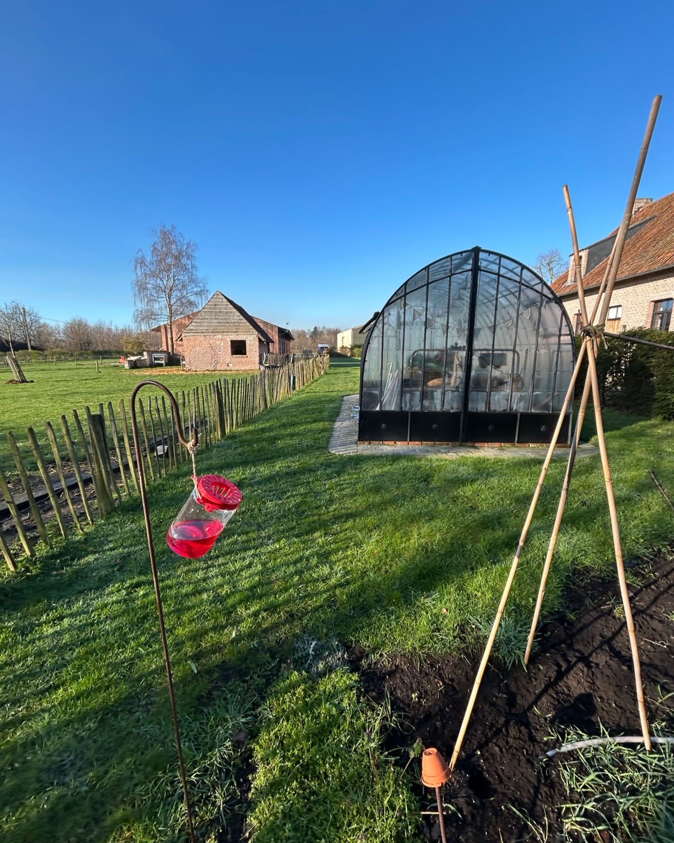 Heerlijk weertje… Vandaag plaatsten we 6 vallen voor de Aziatische hoornaar minder kansen te geven…